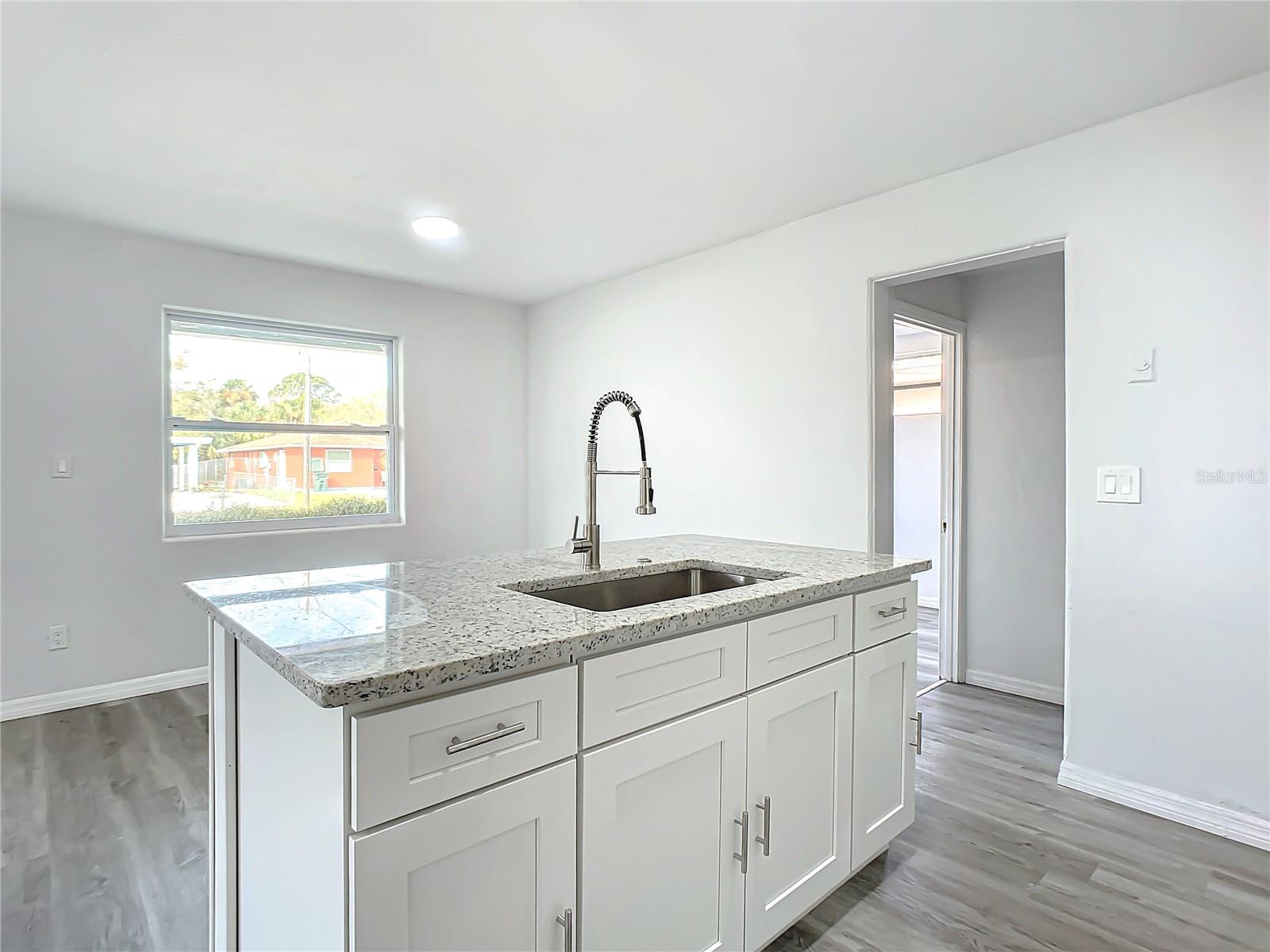 Image 12 of 63 For 933 Marion Street