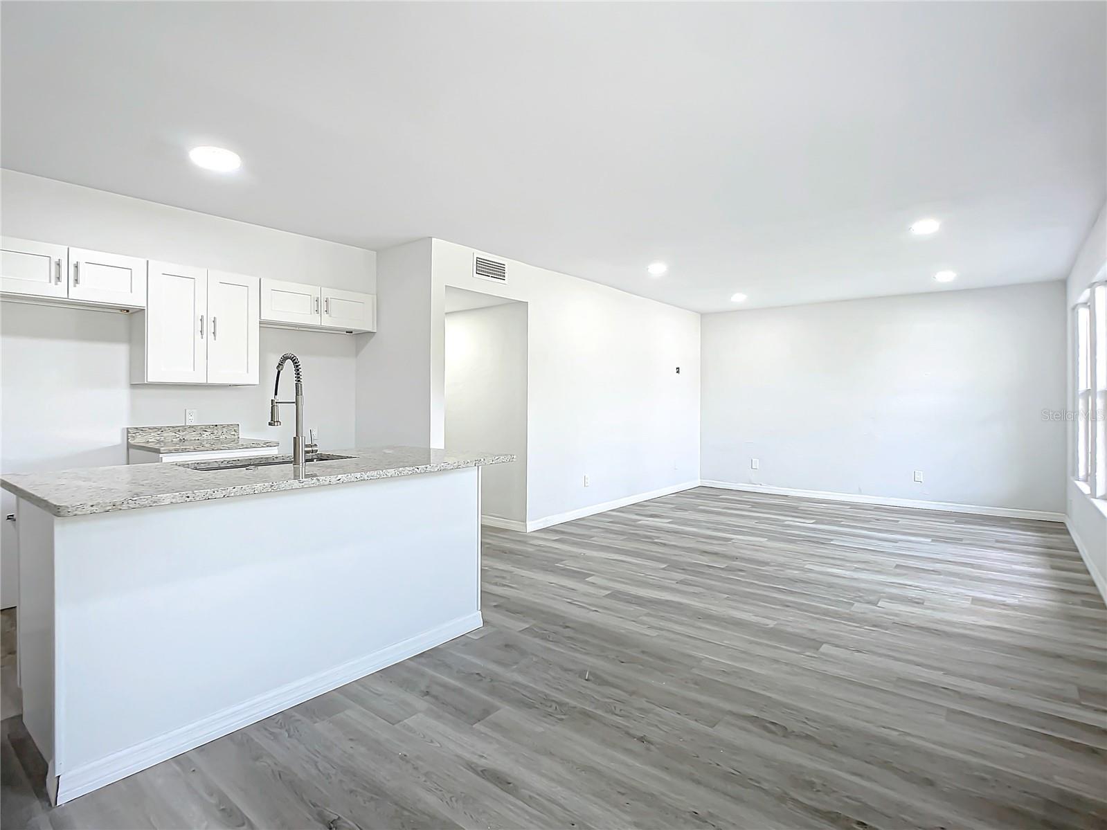 Image 13 of 63 For 933 Marion Street