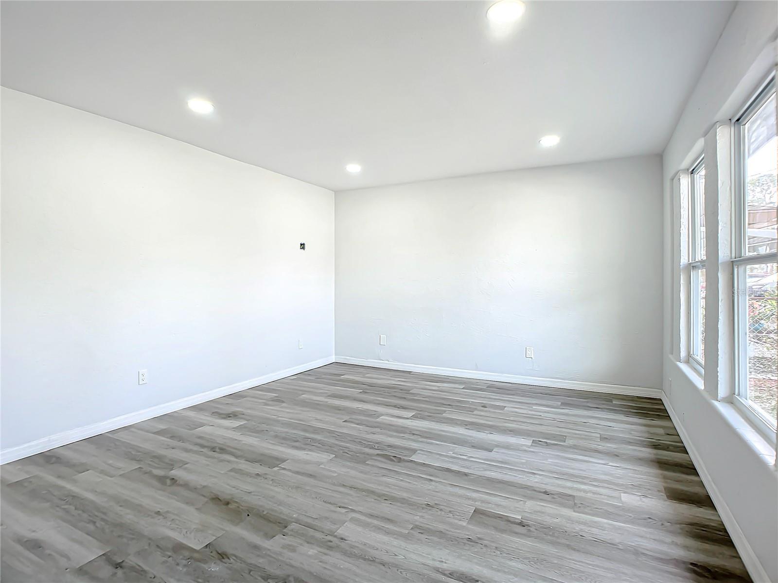 Image 15 of 63 For 933 Marion Street