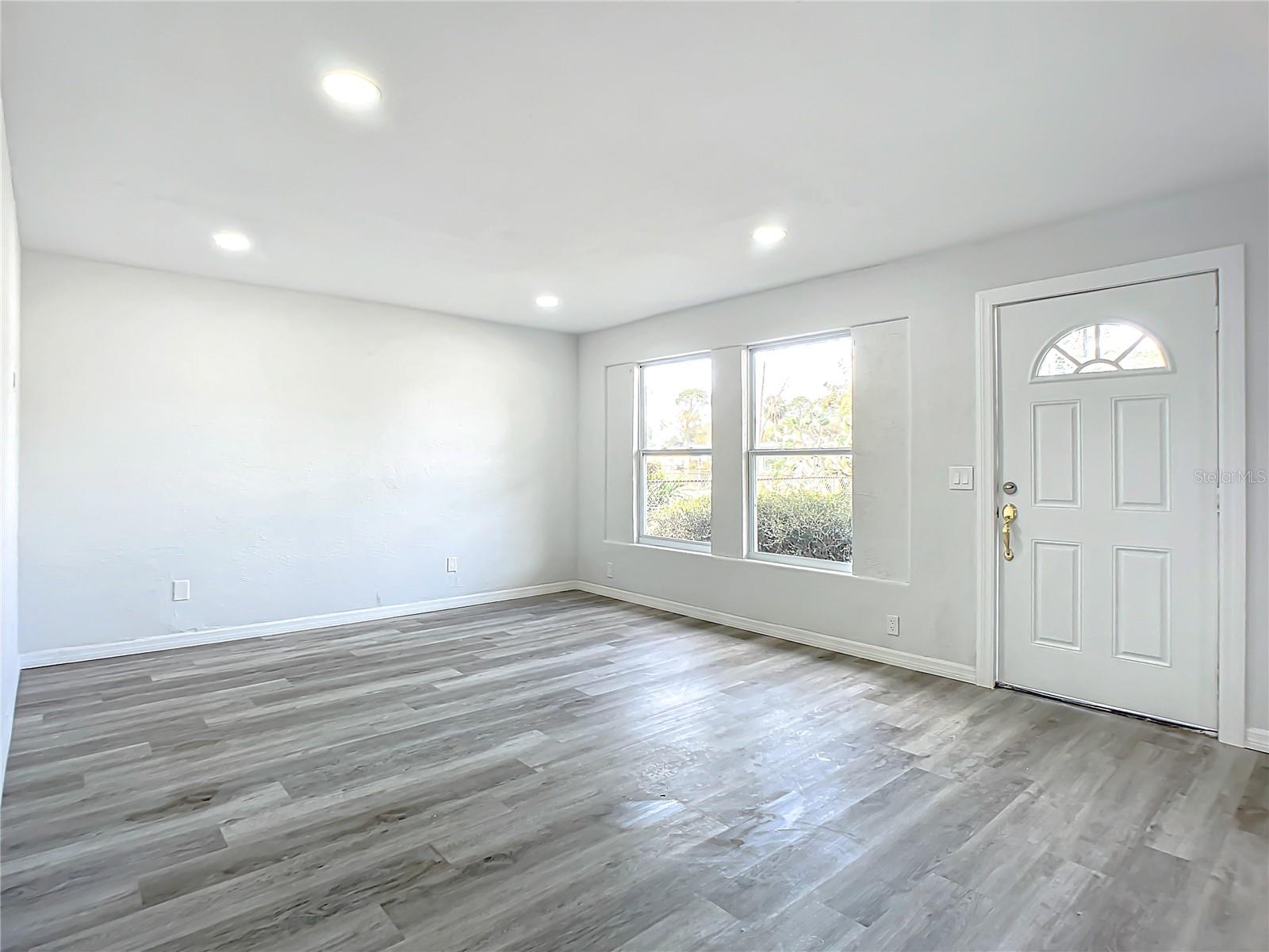 Image 16 of 63 For 933 Marion Street