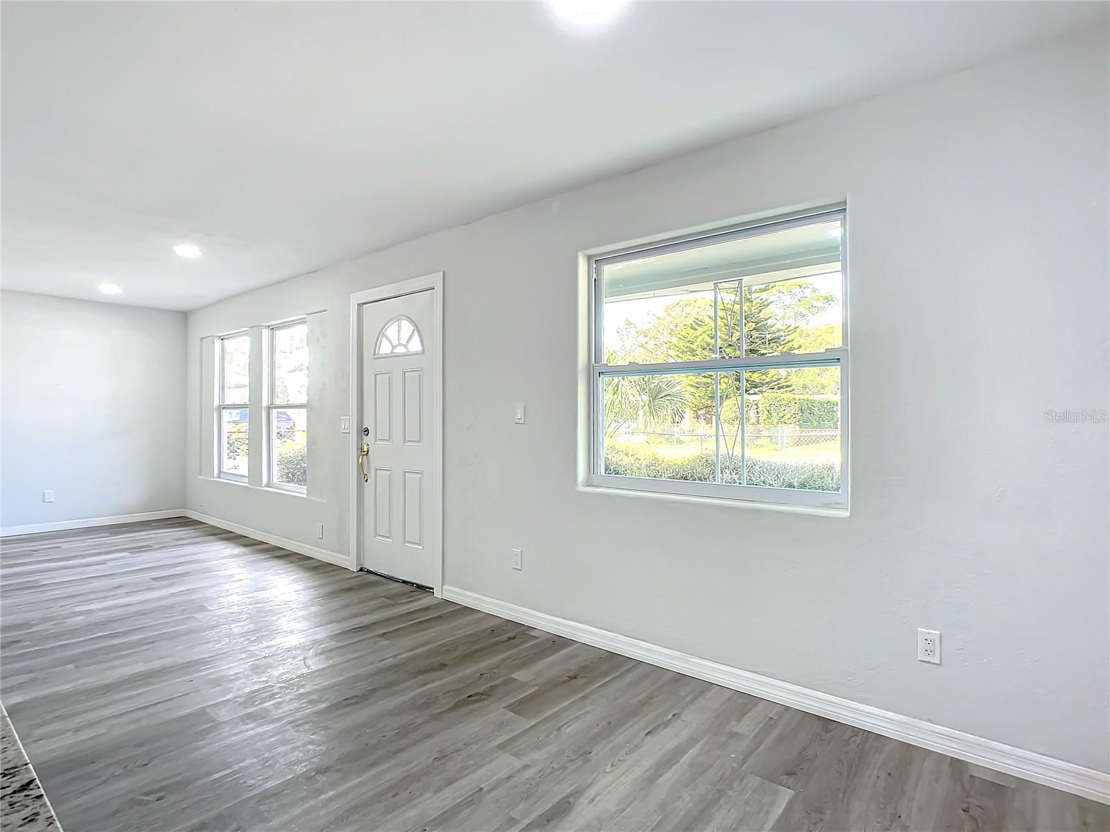 Image 17 of 63 For 933 Marion Street