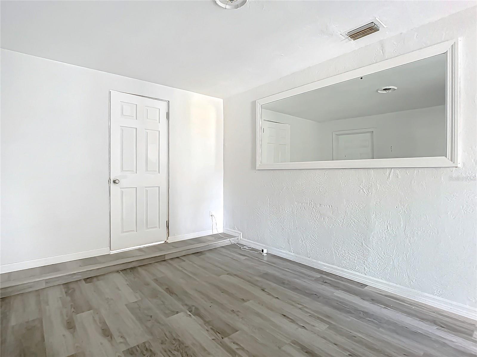Image 43 of 63 For 933 Marion Street
