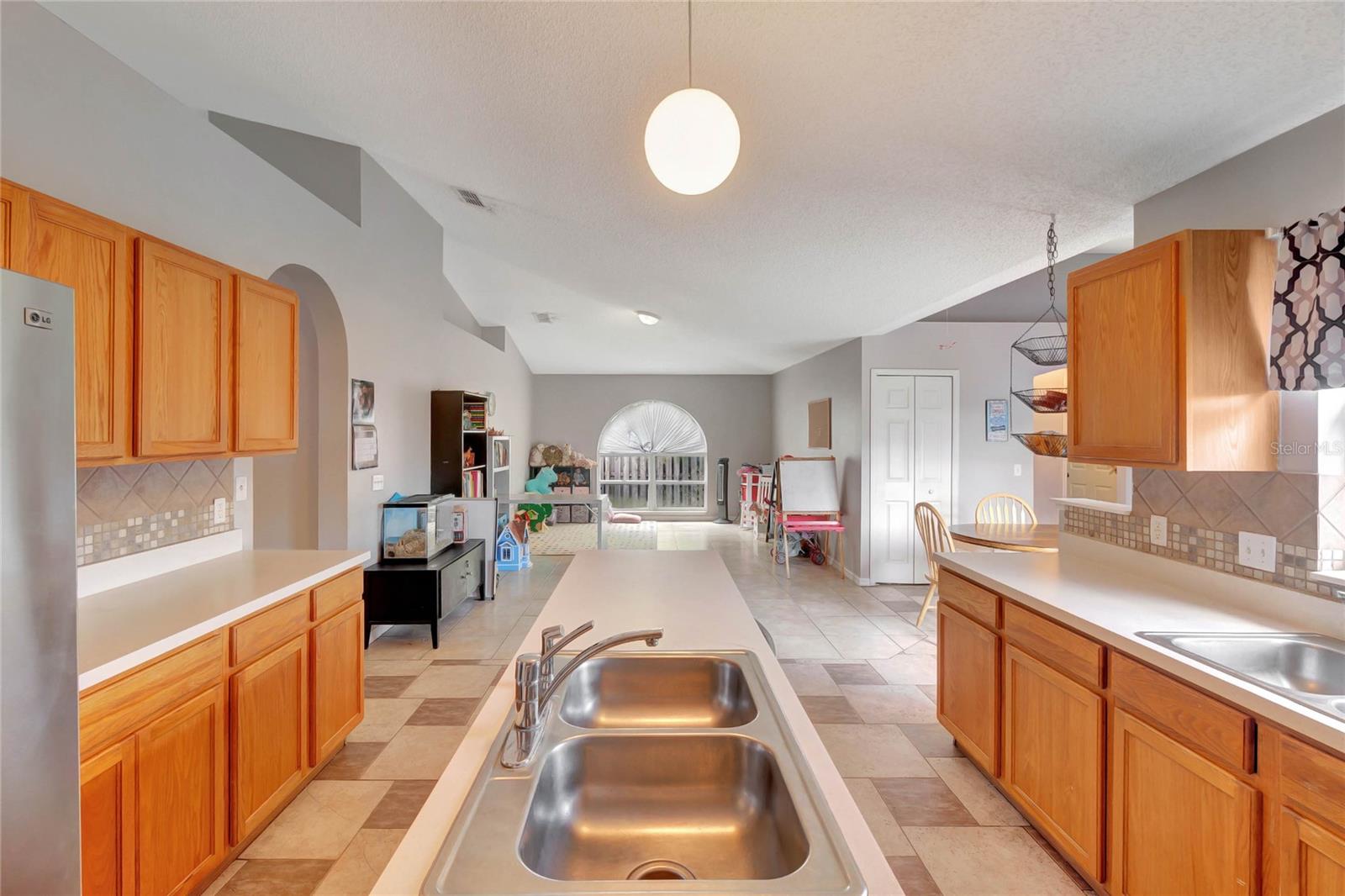 Image 11 of 23 For 647 Holbrook Avenue