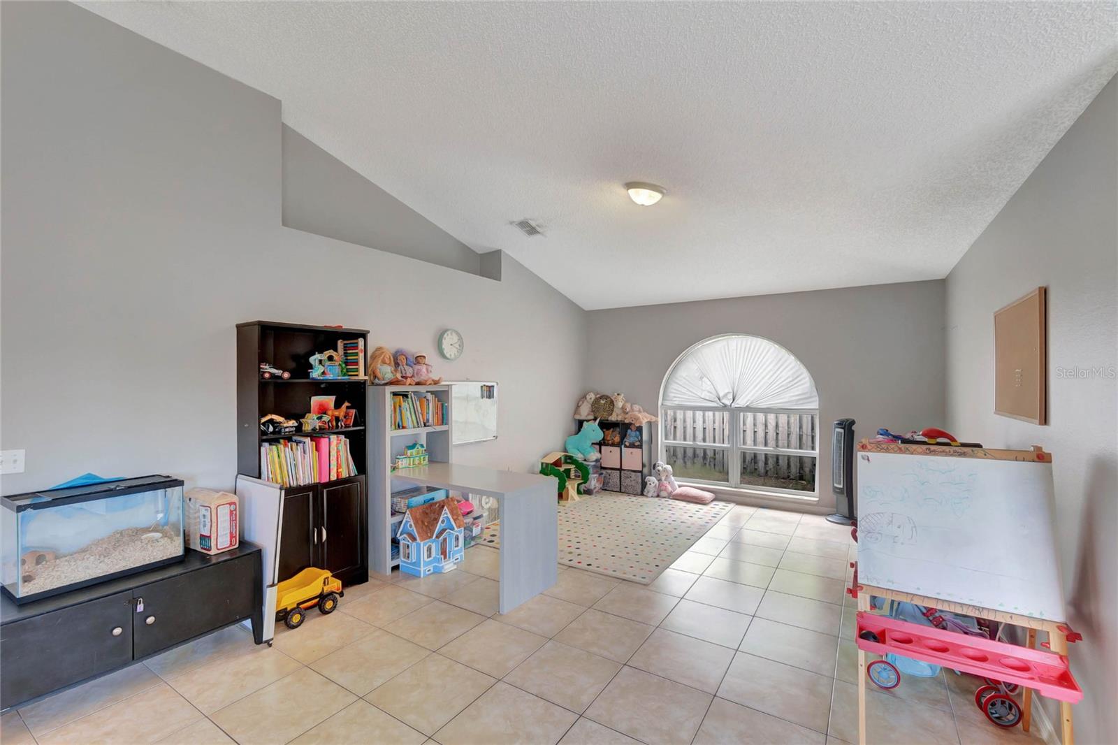 Image 13 of 23 For 647 Holbrook Avenue