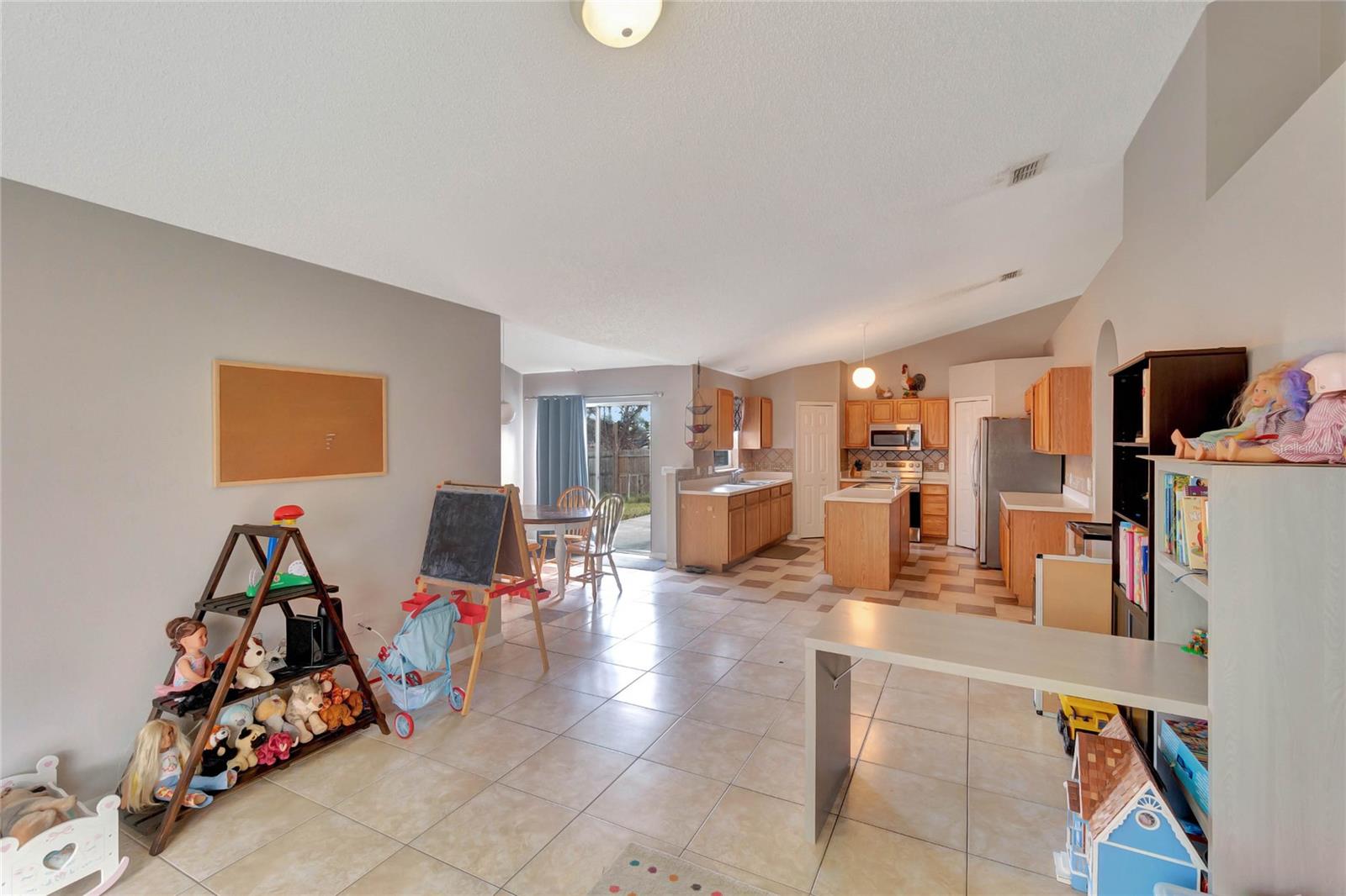 Image 14 of 23 For 647 Holbrook Avenue