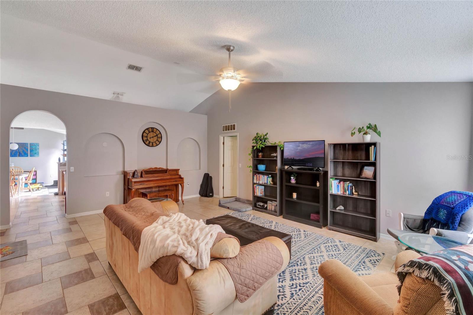 Image 5 of 23 For 647 Holbrook Avenue