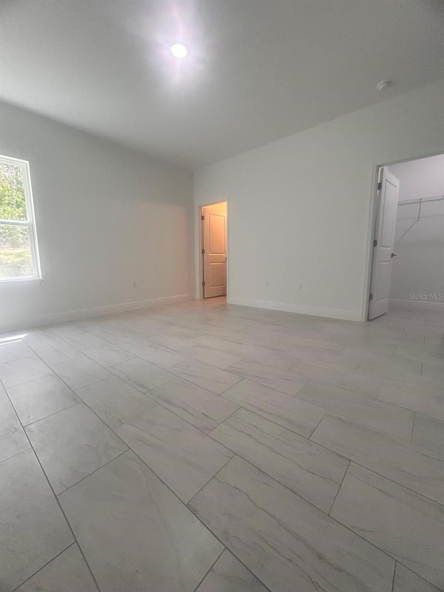 Listing photo id 15 for 9451 Emellia Avenue