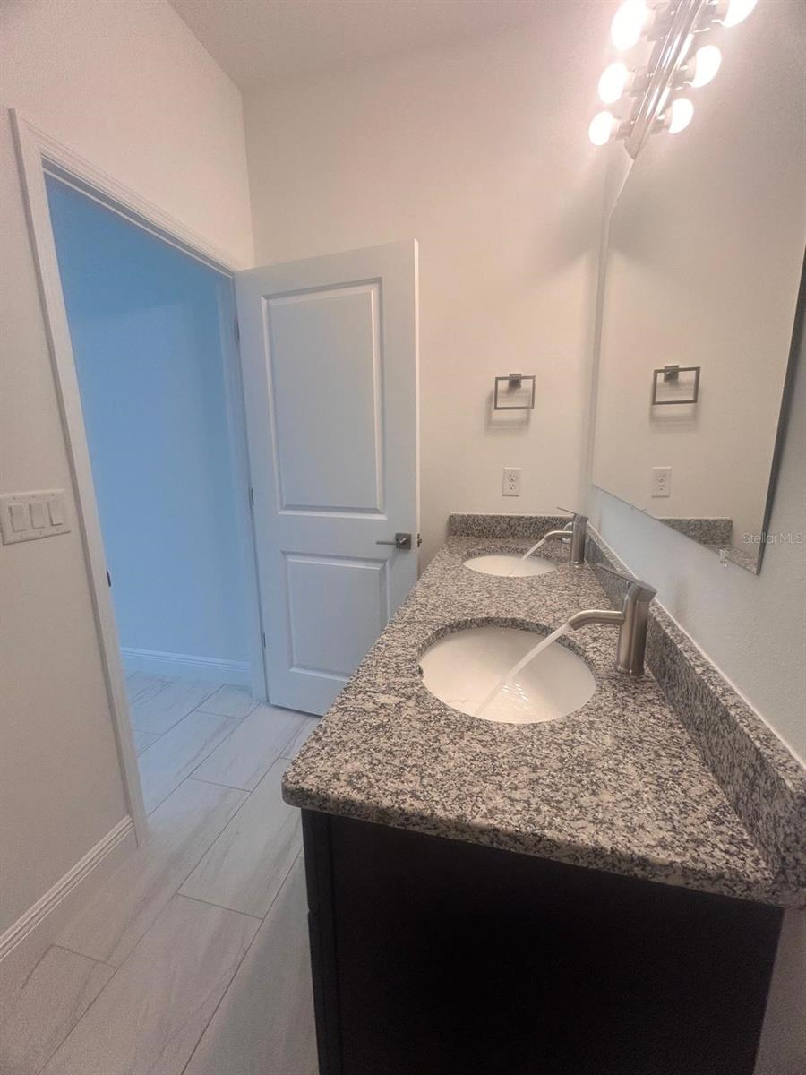 Listing photo id 19 for 9451 Emellia Avenue