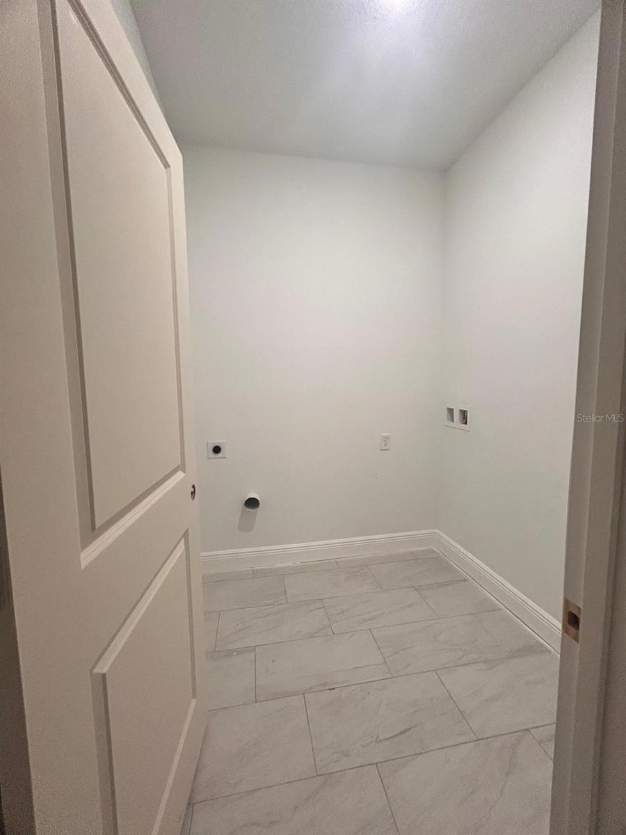 Listing photo id 26 for 9451 Emellia Avenue