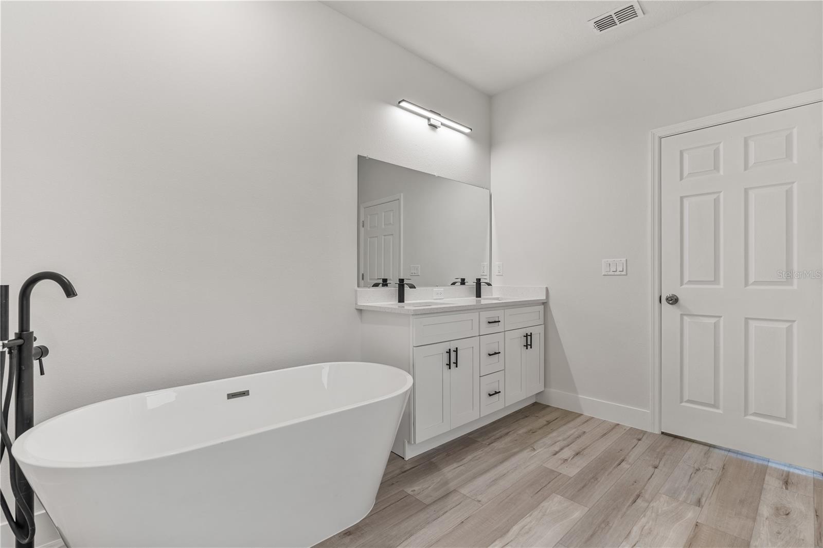 Image 17 of 48 For 17046 Sw 44th Cir