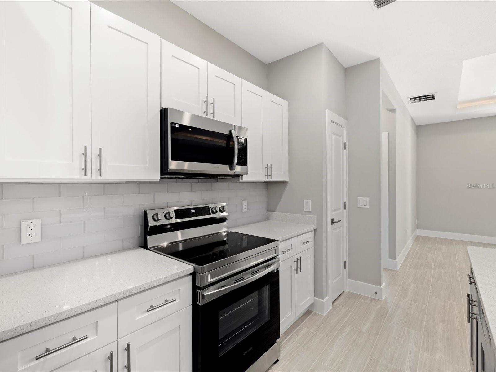 Image 13 of 31 For 24520 Kingsway Circle