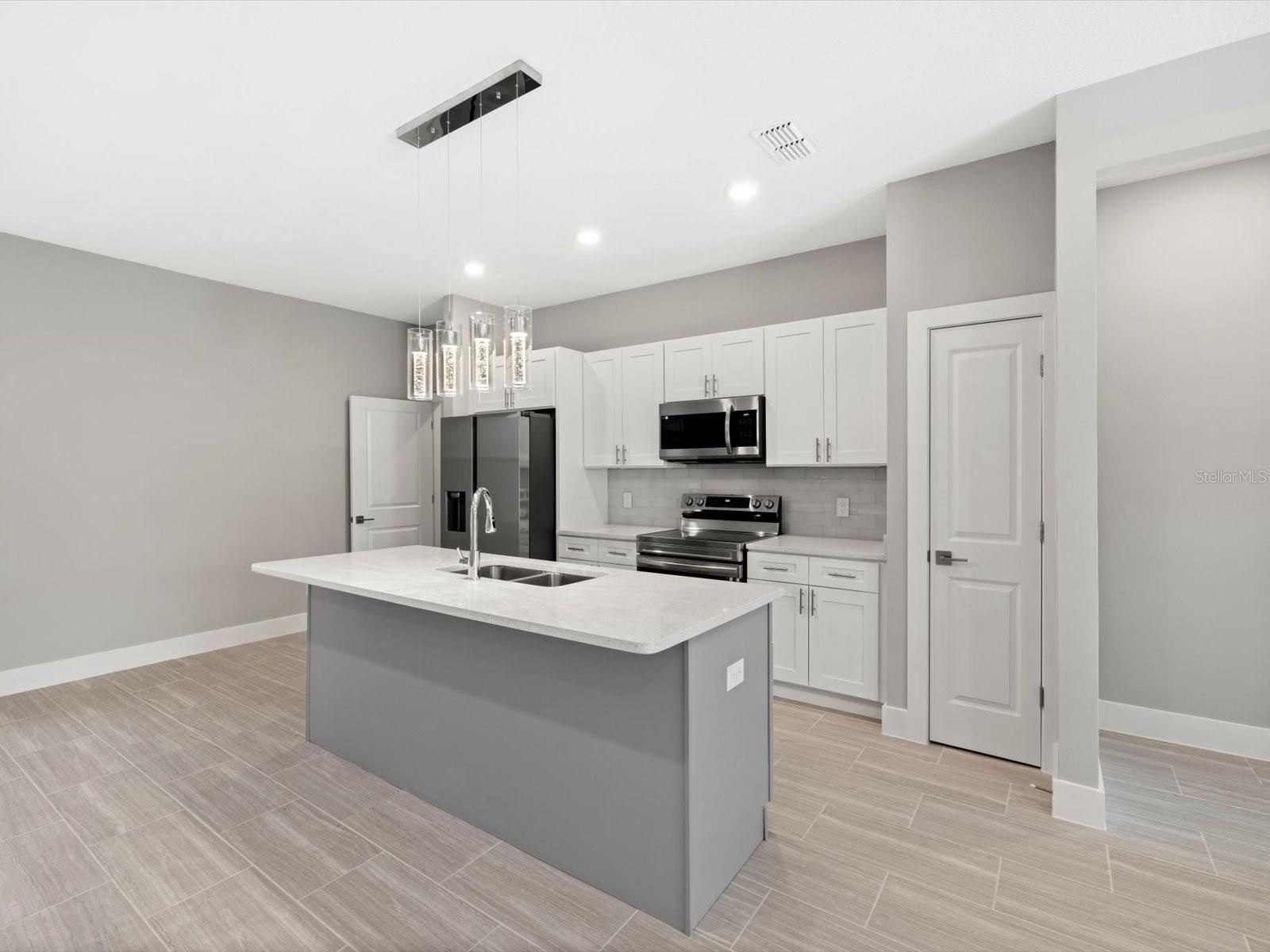 Image 15 of 31 For 24520 Kingsway Circle