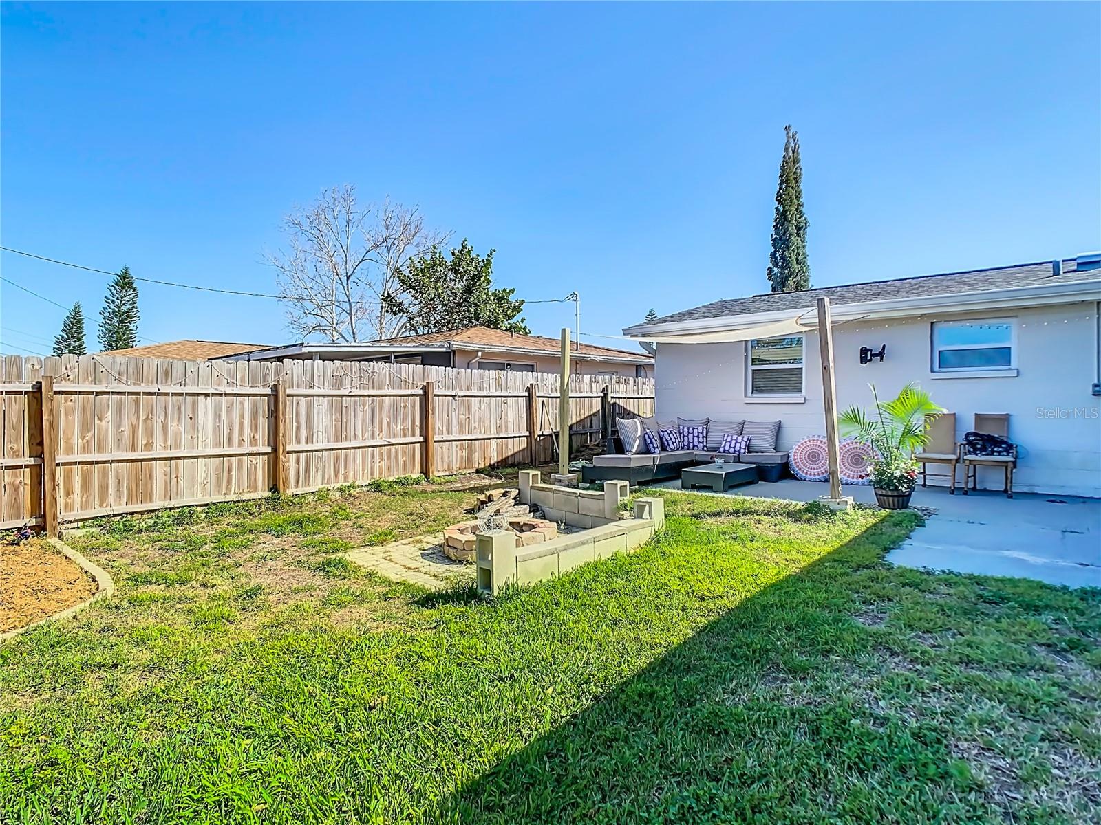 Listing photo id 32 for 4551 Taray Lane