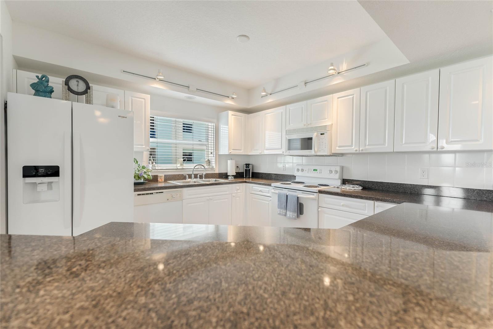 Image 14 of 39 For 5300 Atlantic Avenue 7-301