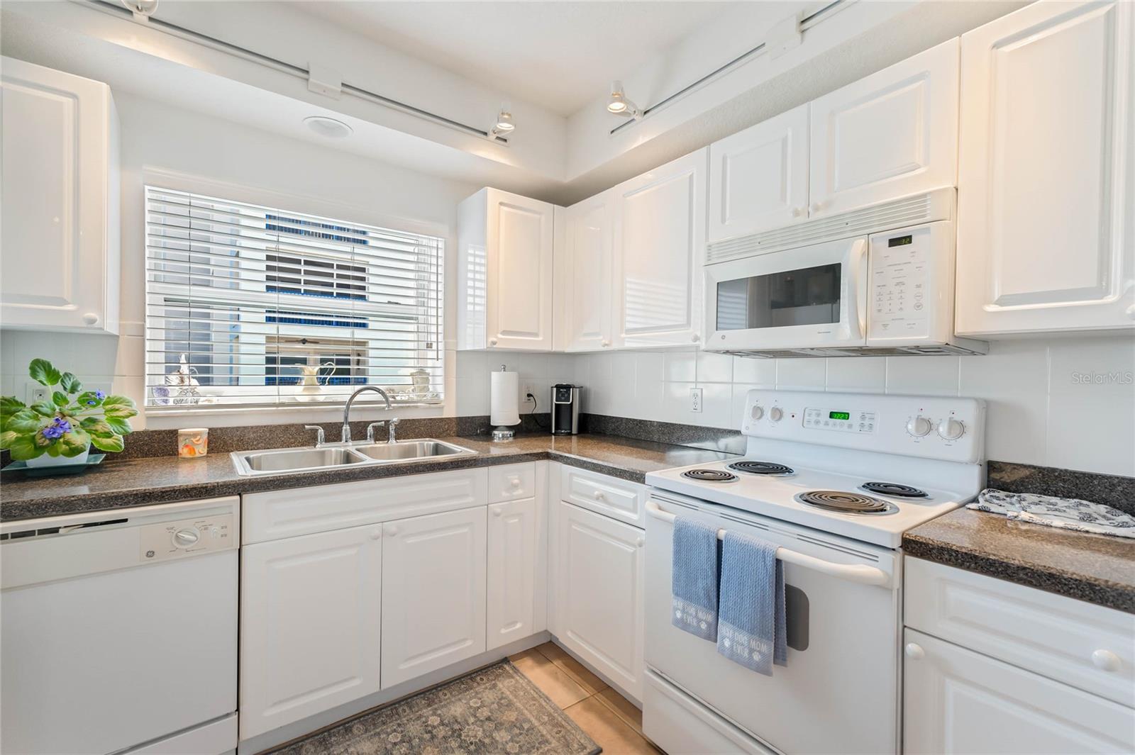 Image 15 of 39 For 5300 Atlantic Avenue 7-301