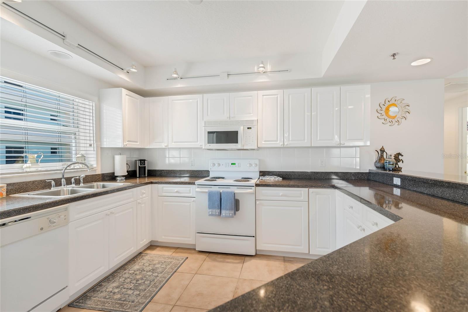 Image 16 of 39 For 5300 Atlantic Avenue 7-301
