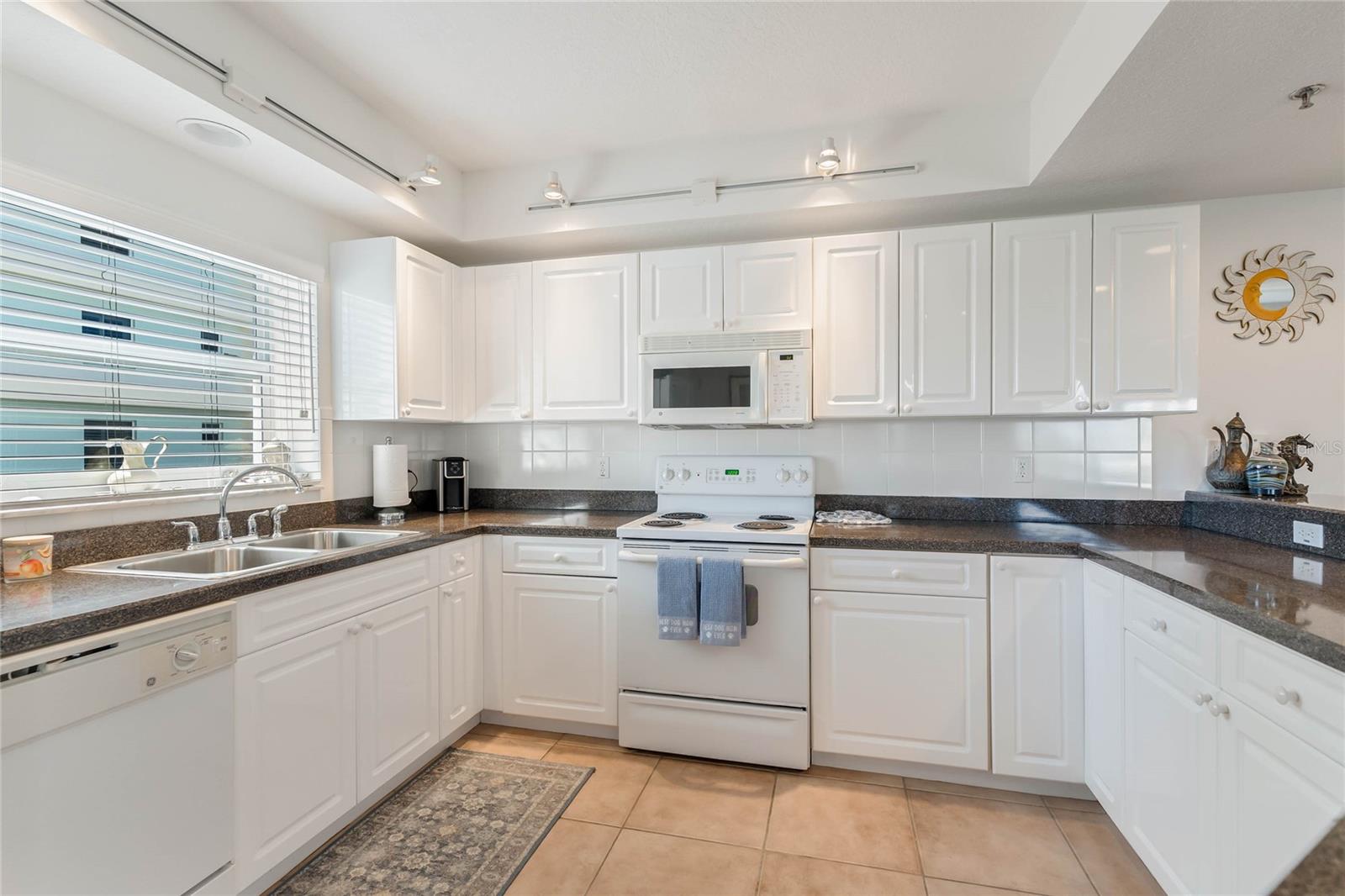 Image 17 of 39 For 5300 Atlantic Avenue 7-301