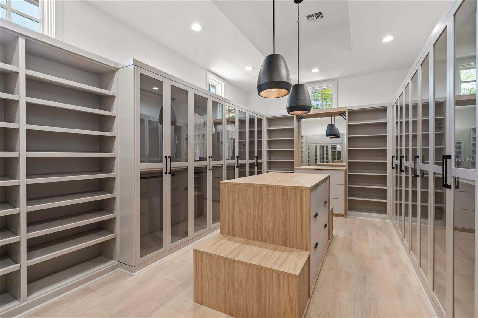 Image 32 of 81 For 14645 Isleview Drive