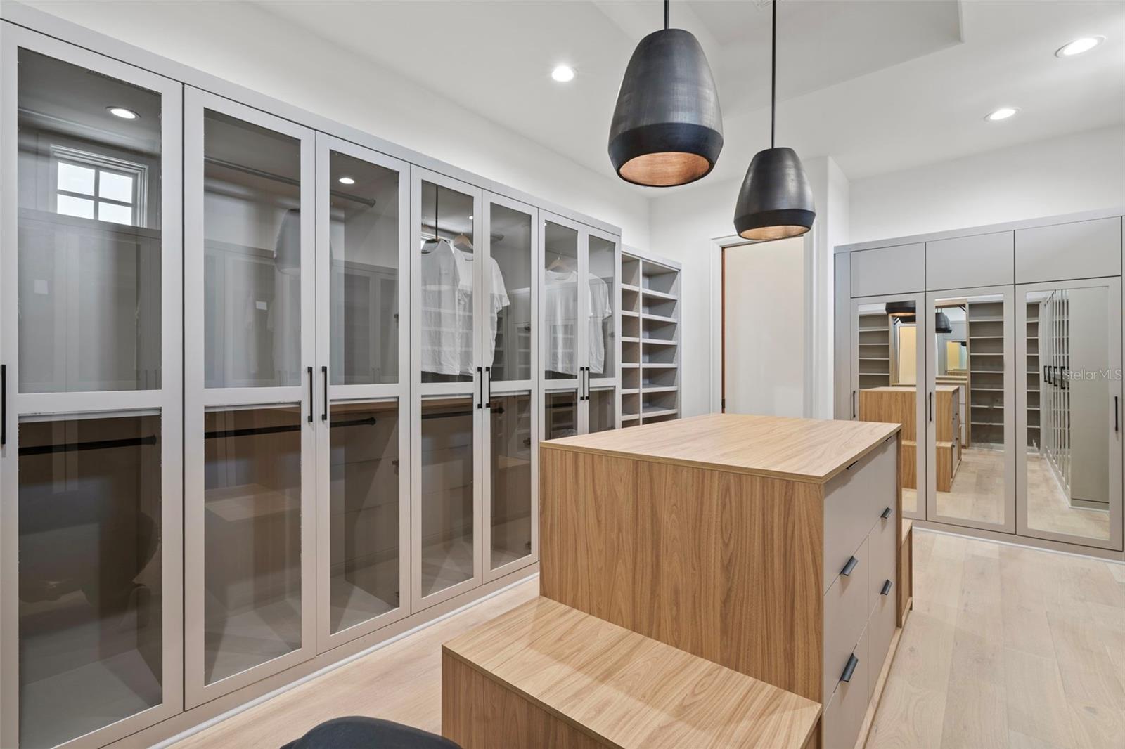 Image 33 of 81 For 14645 Isleview Drive
