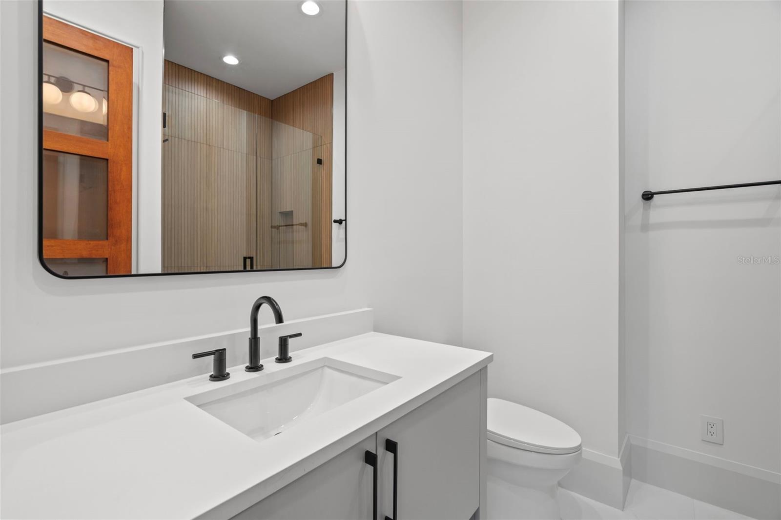 Image 43 of 81 For 14645 Isleview Drive