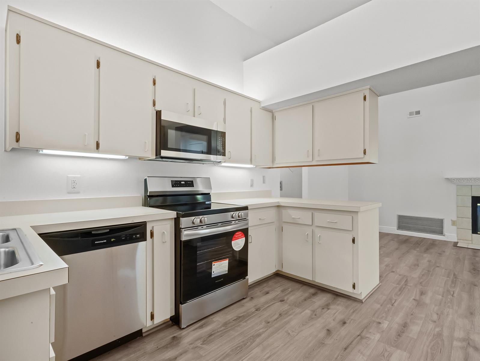 Image 11 of 35 For 1430 Hyde Park Drive