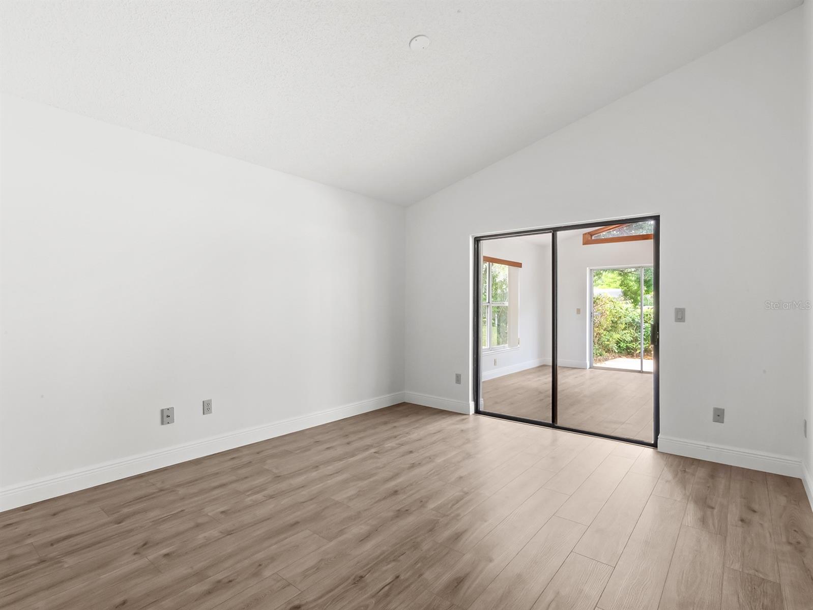 Image 18 of 35 For 1430 Hyde Park Drive