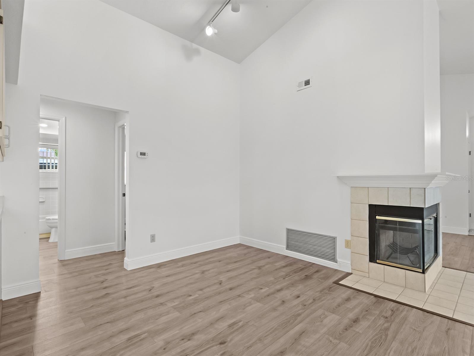 Image 8 of 35 For 1430 Hyde Park Drive