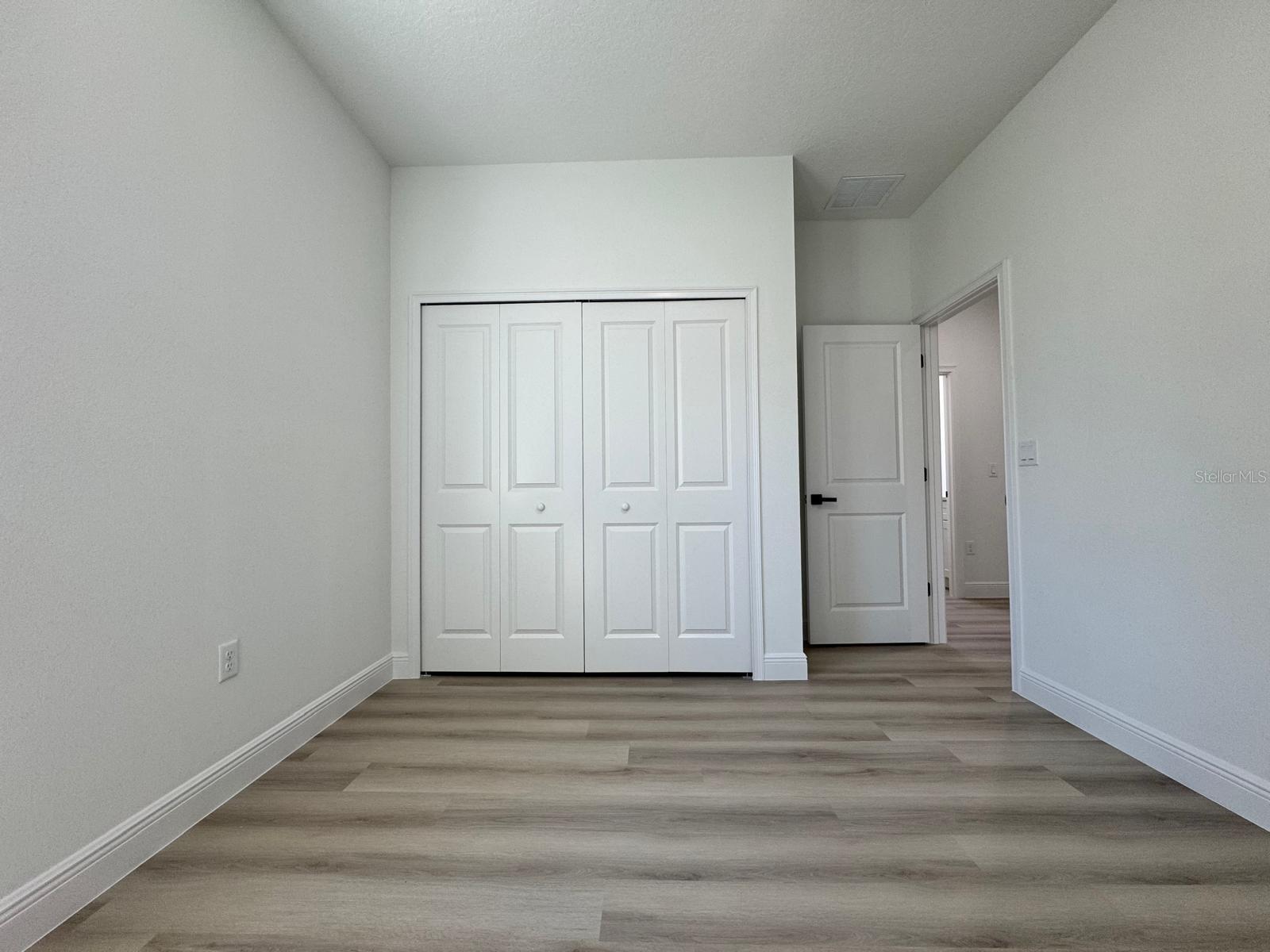 Listing photo id 12 for 7185 Tallwood Drive