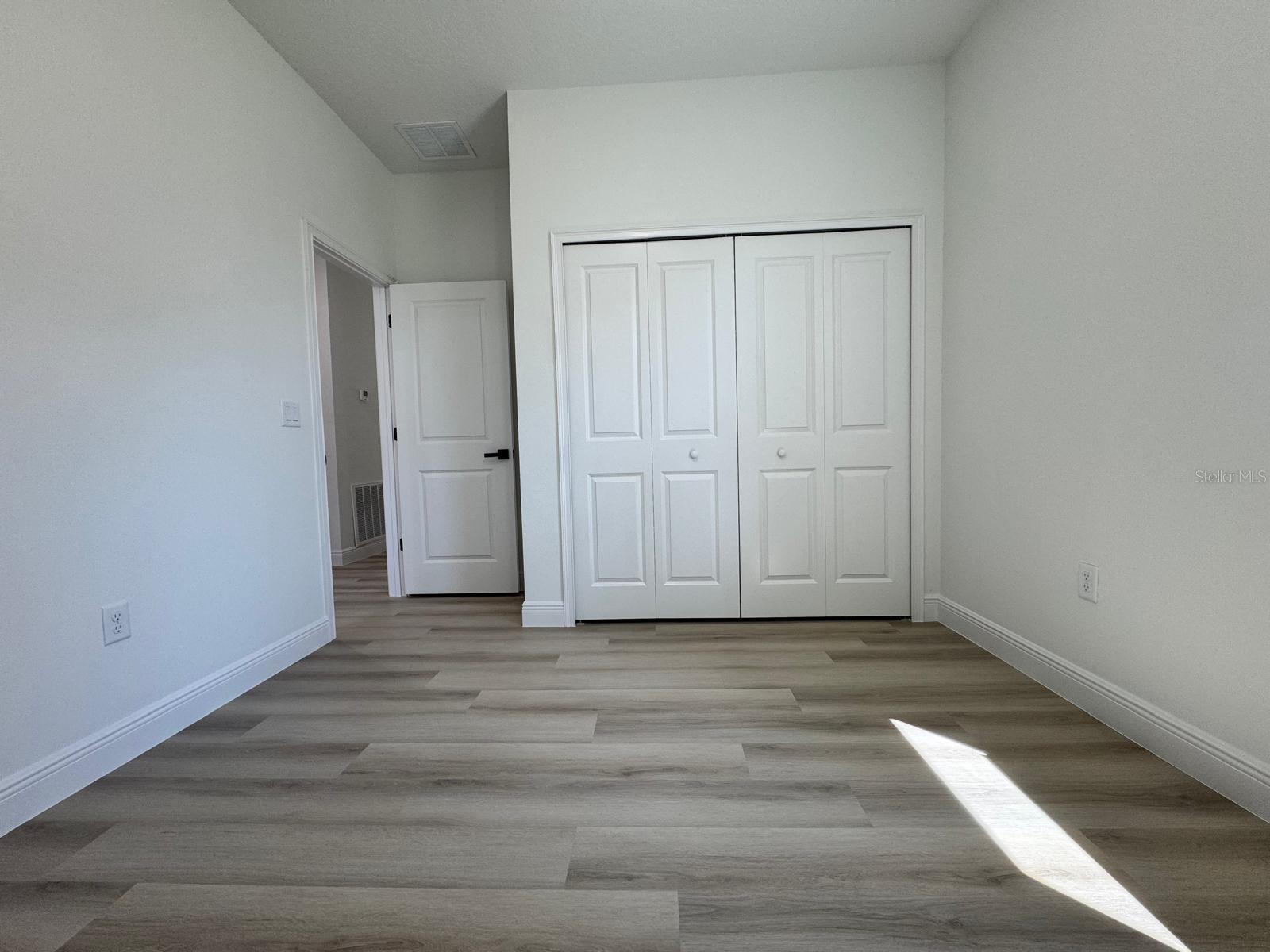 Listing photo id 14 for 7185 Tallwood Drive