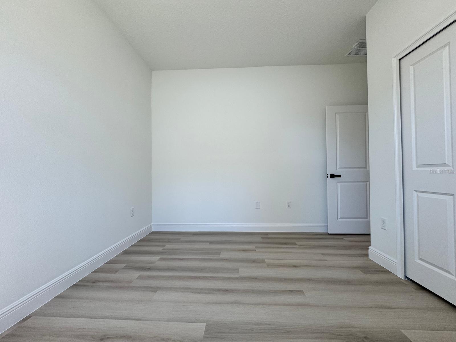 Listing photo id 17 for 7185 Tallwood Drive