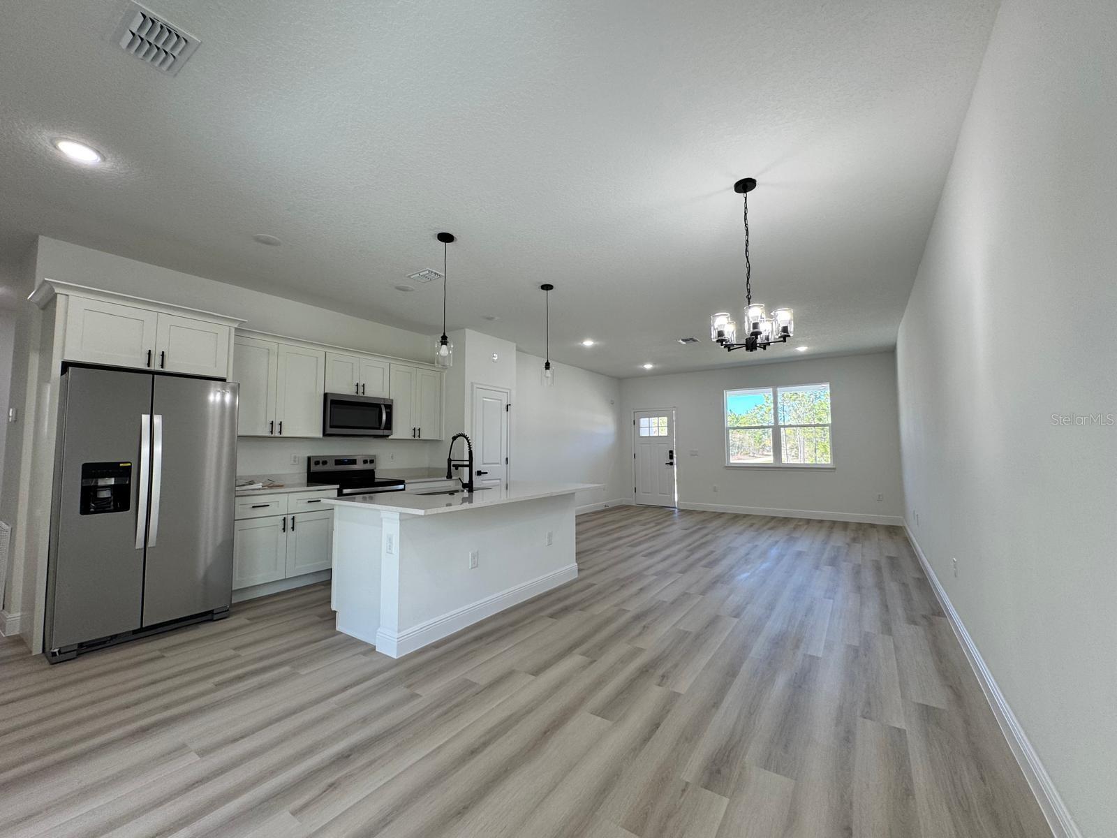 Listing photo id 3 for 7185 Tallwood Drive