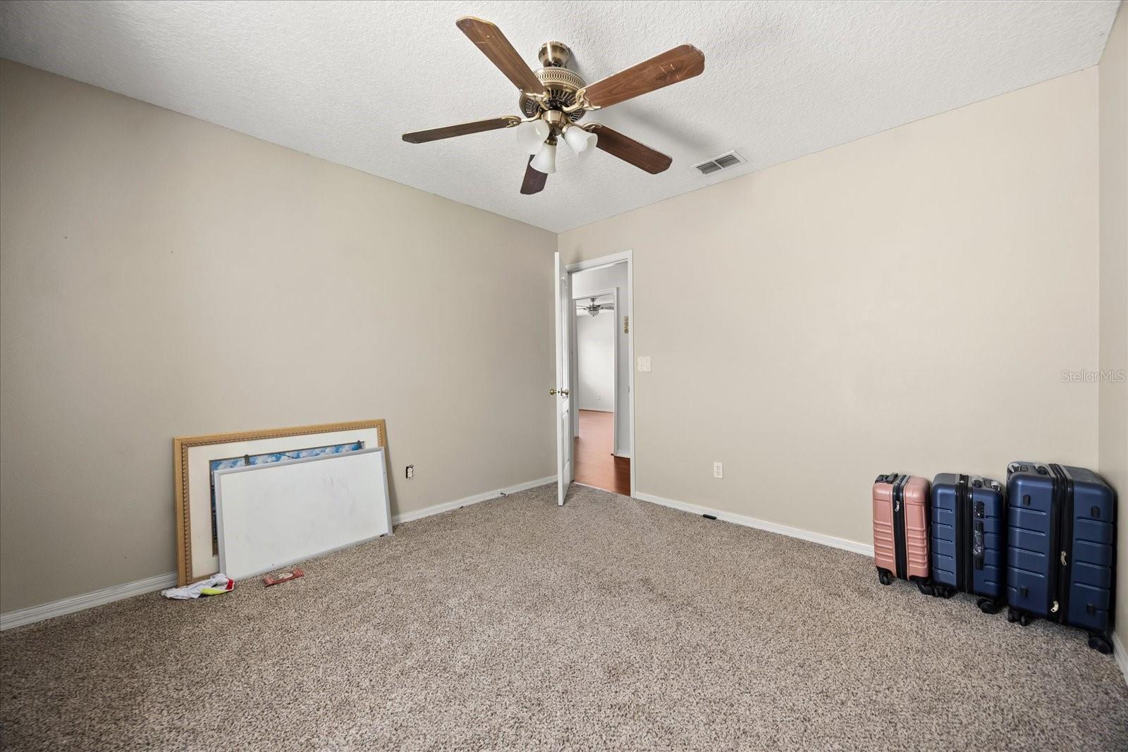 Image 32 of 39 For 2014 Applegate Drive