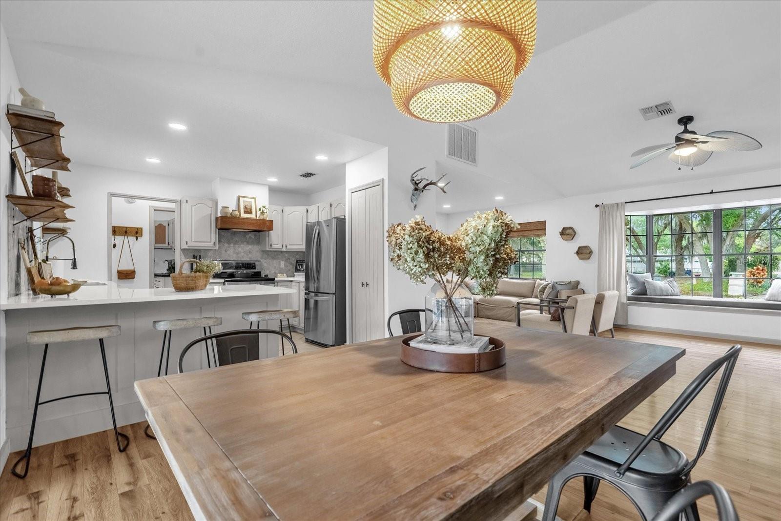 Listing photo id 10 for 1558 Regal Oak Drive