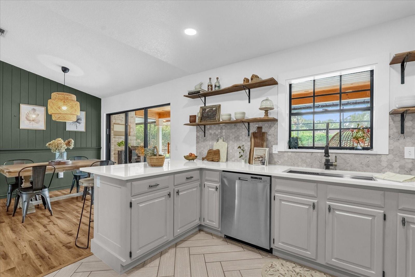 Listing photo id 12 for 1558 Regal Oak Drive