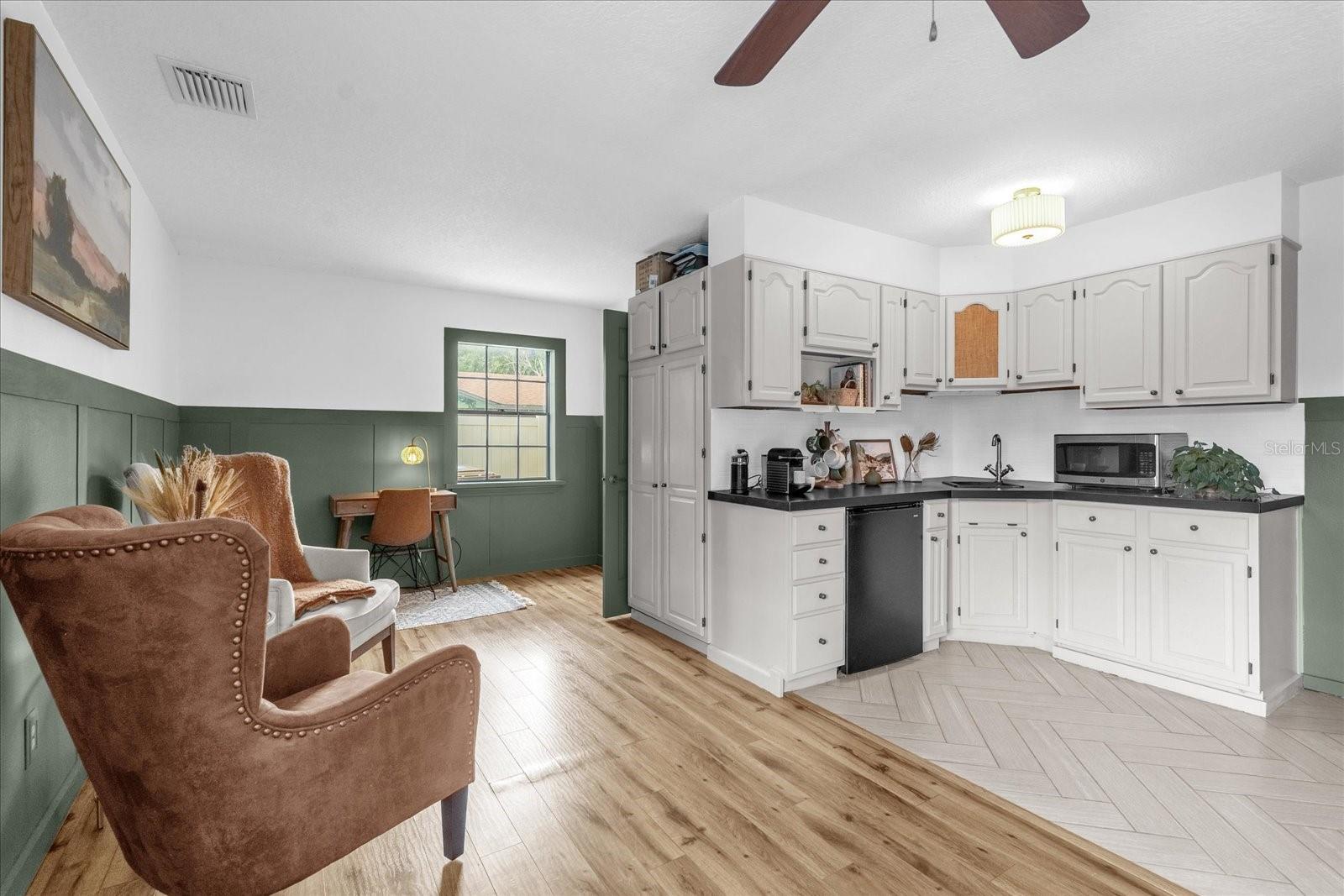 Listing photo id 13 for 1558 Regal Oak Drive