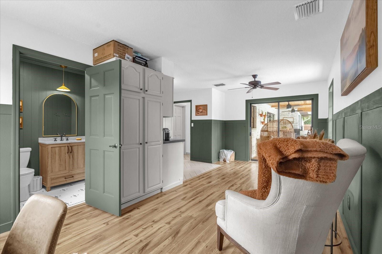 Listing photo id 15 for 1558 Regal Oak Drive
