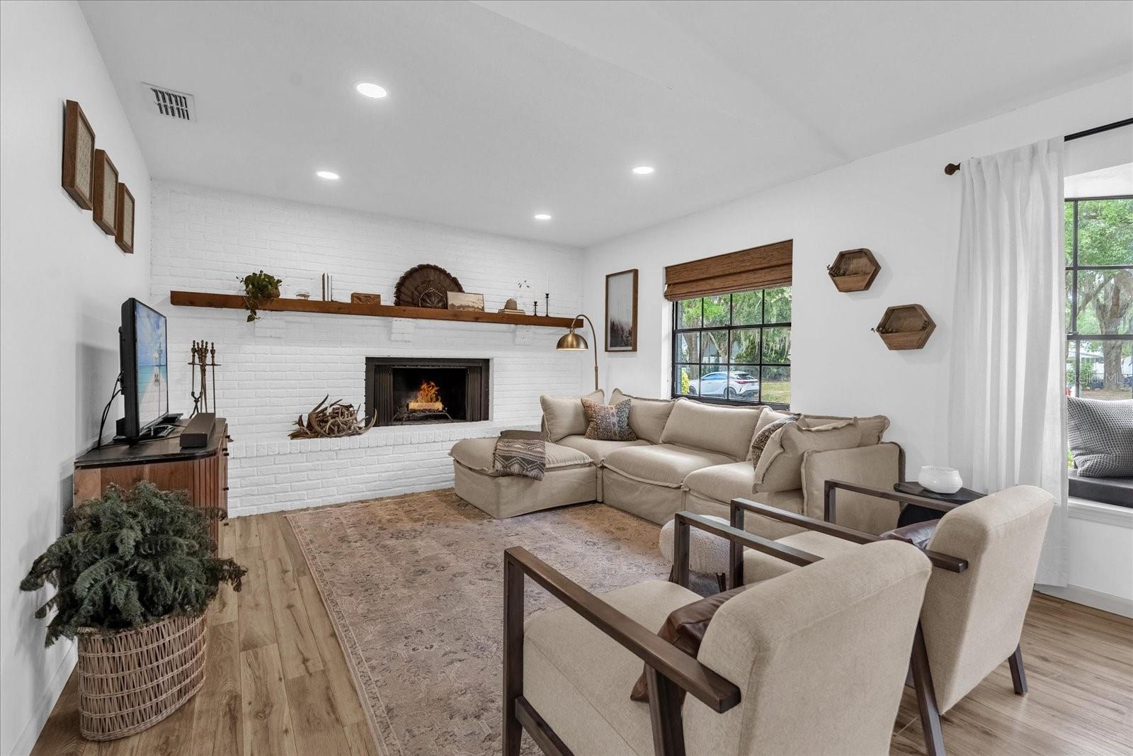 Listing photo id 0 for 1558 Regal Oak Drive