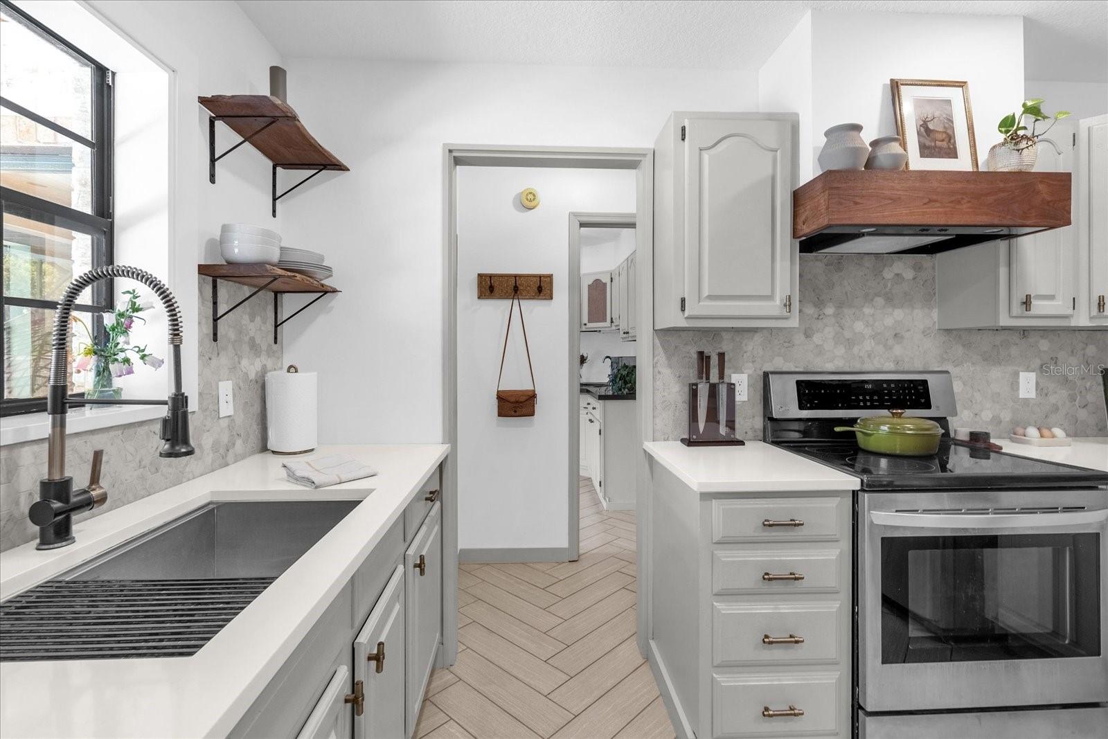 Listing photo id 18 for 1558 Regal Oak Drive