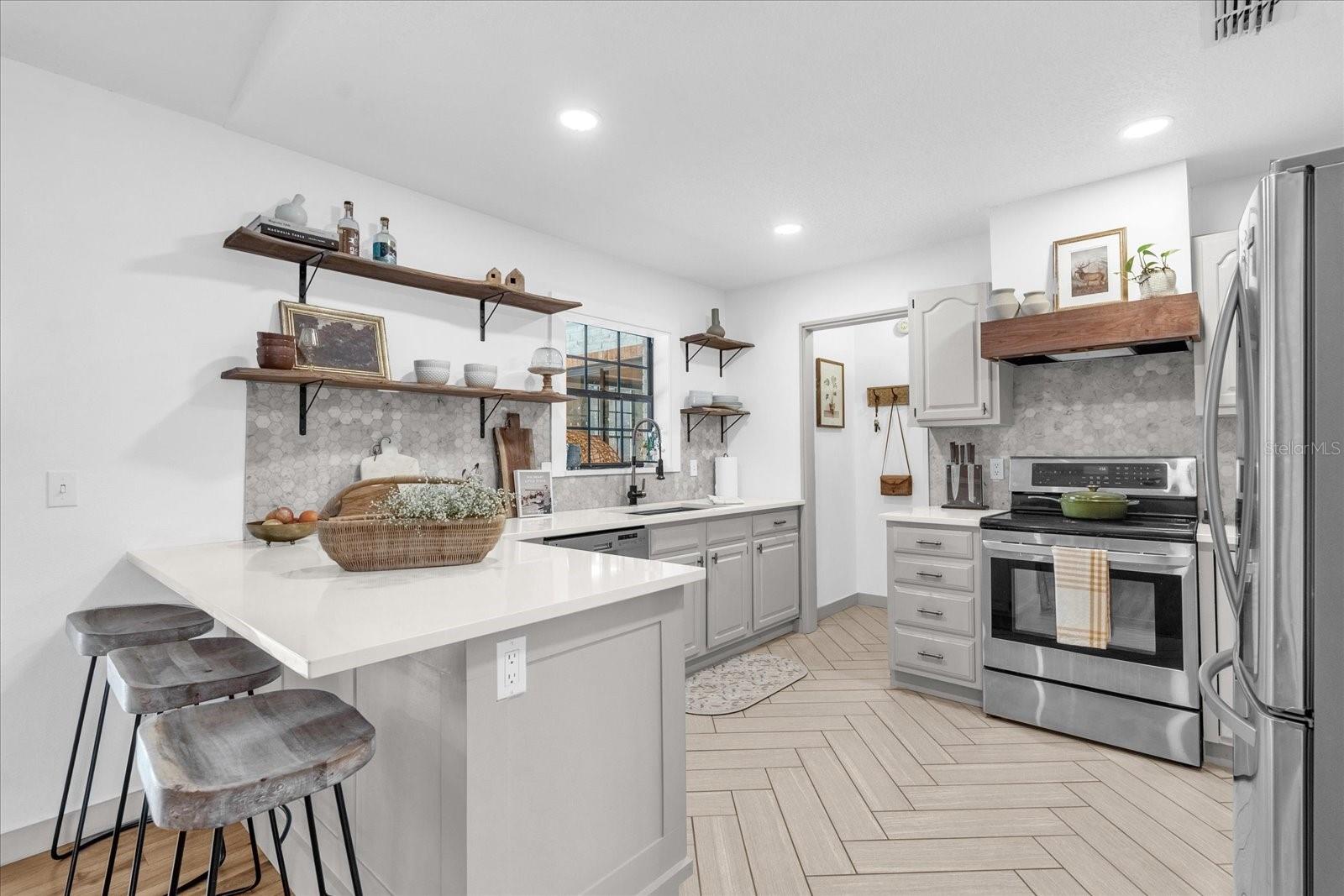 Listing photo id 1 for 1558 Regal Oak Drive