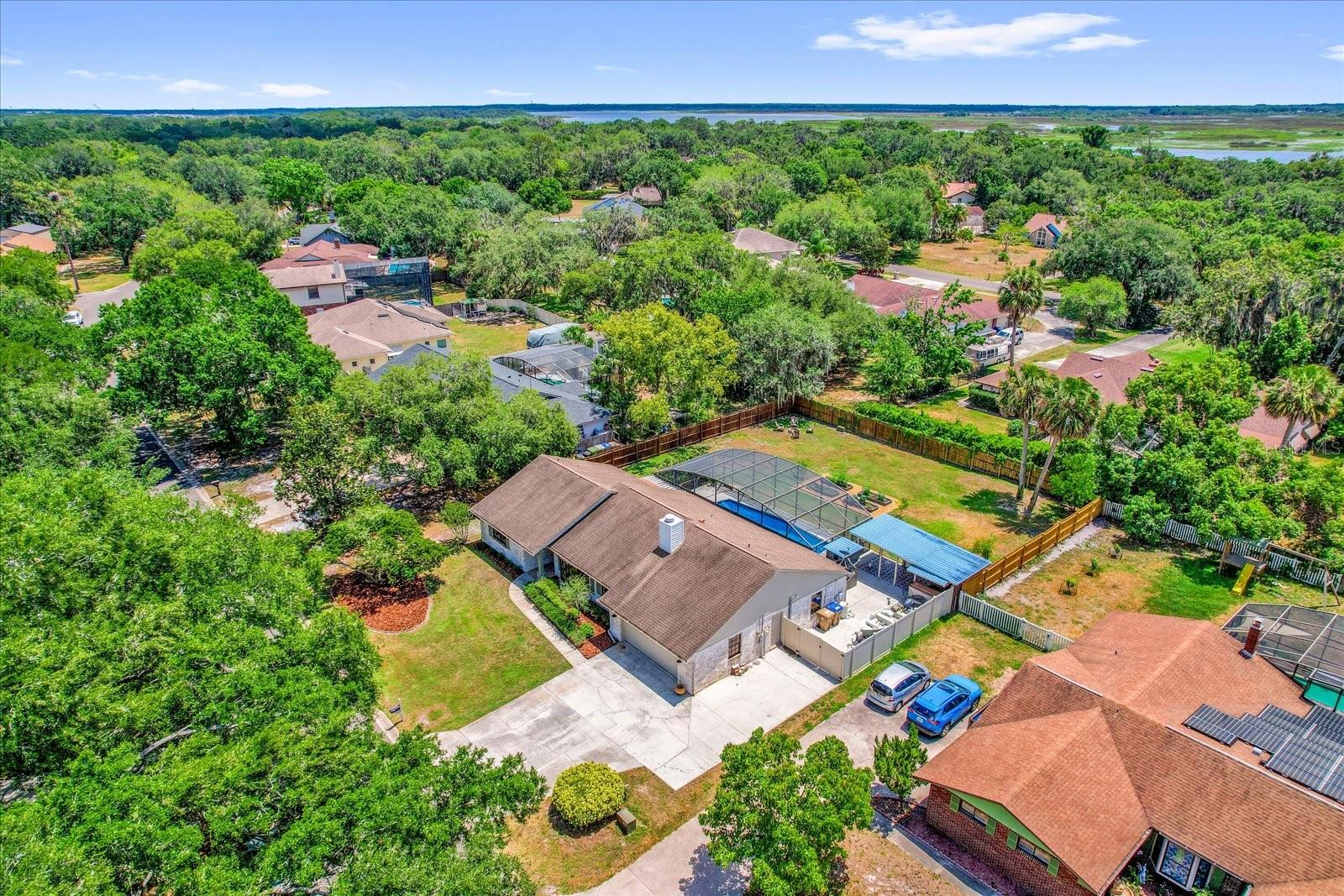 Listing photo id 35 for 1558 Regal Oak Drive