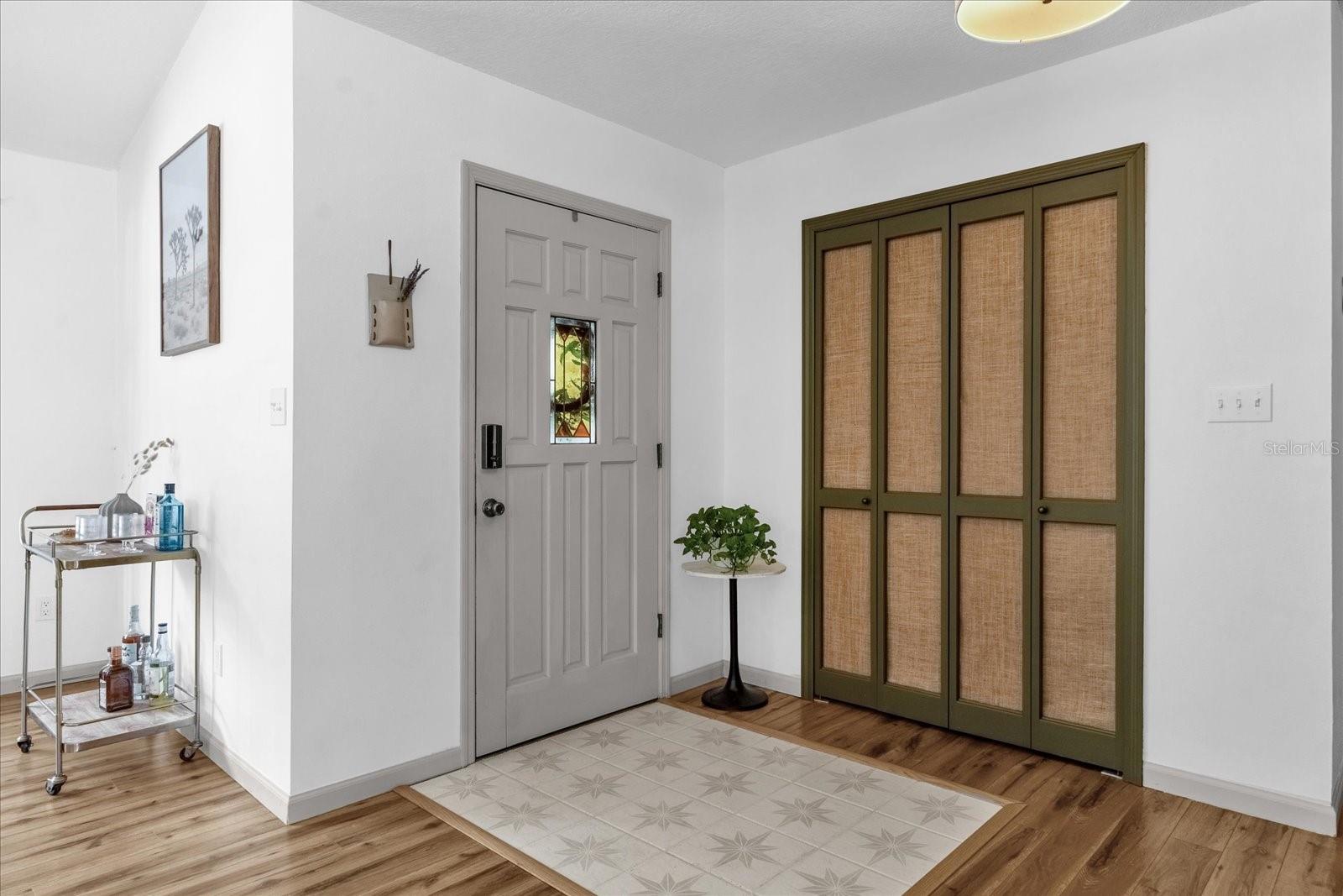 Listing photo id 4 for 1558 Regal Oak Drive