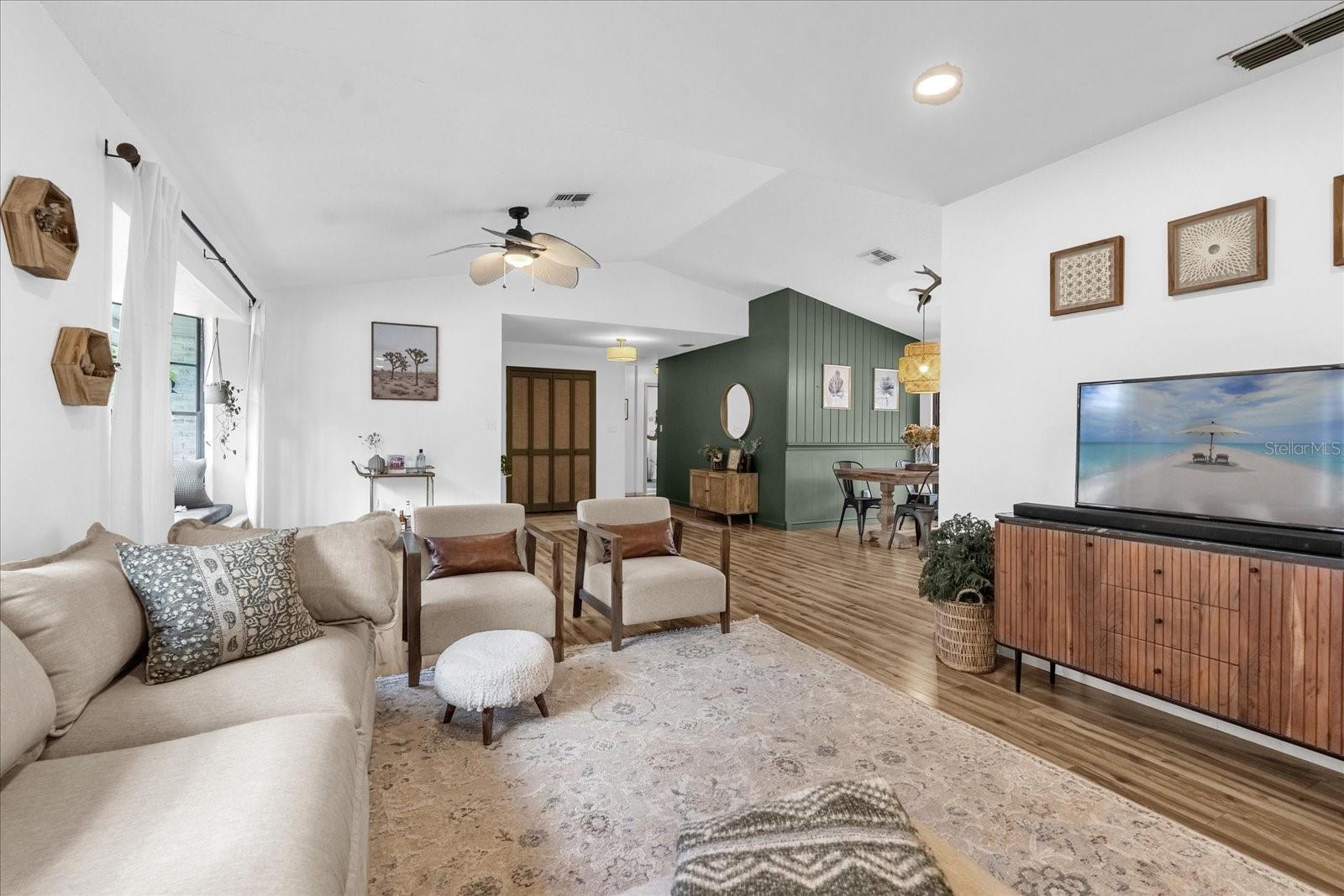 Listing photo id 7 for 1558 Regal Oak Drive
