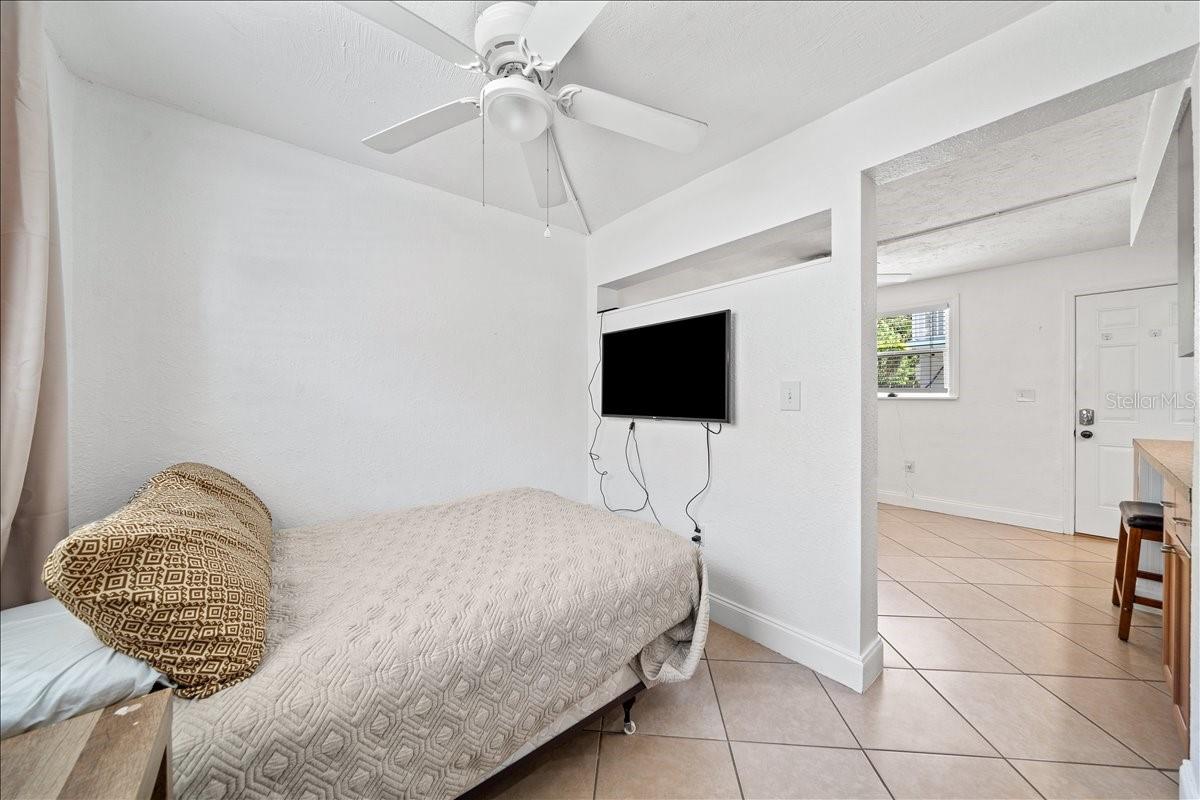 Image 10 of 20 For 406 Tyler Avenue E 5