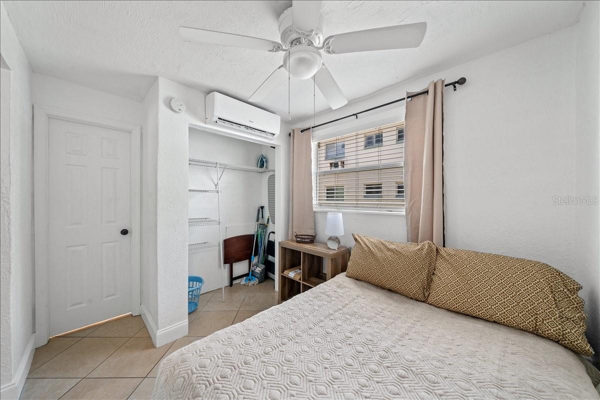 Image 11 of 20 For 406 Tyler Avenue E 5