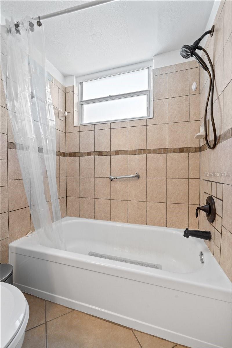 Image 13 of 20 For 406 Tyler Avenue E 5