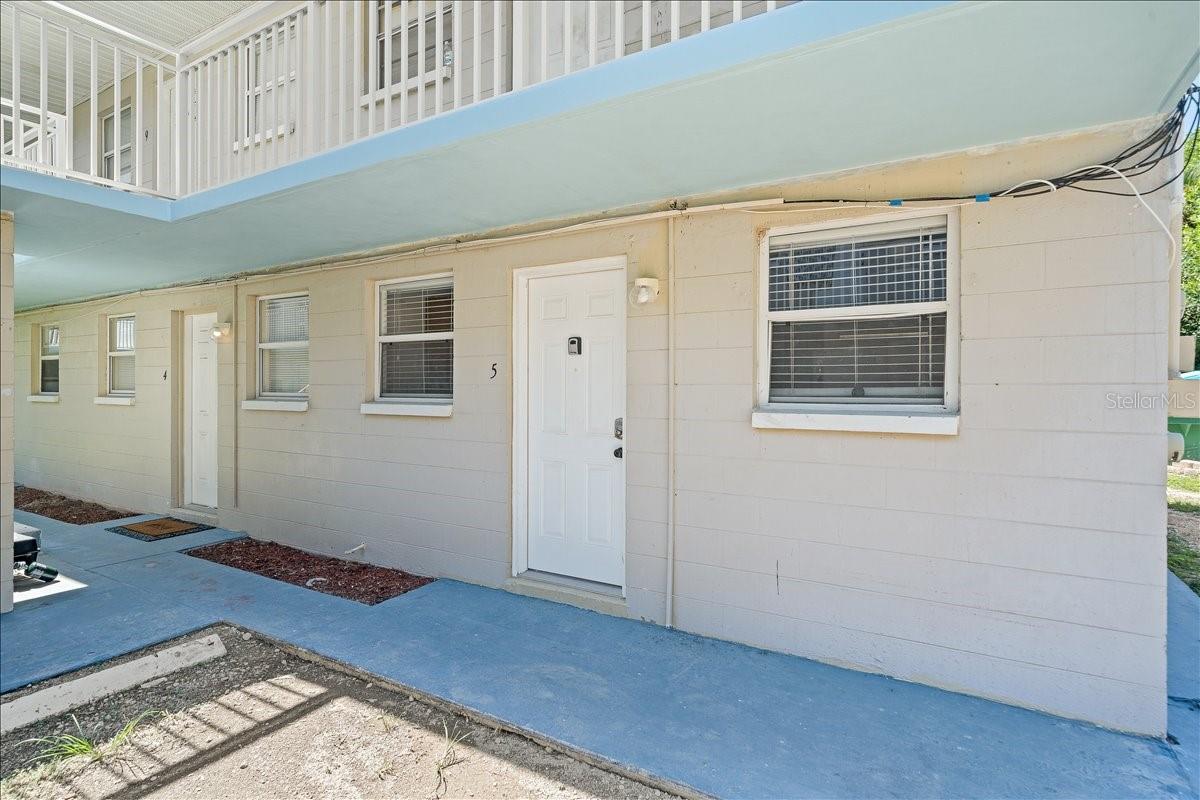 Image 16 of 20 For 406 Tyler Avenue E 5