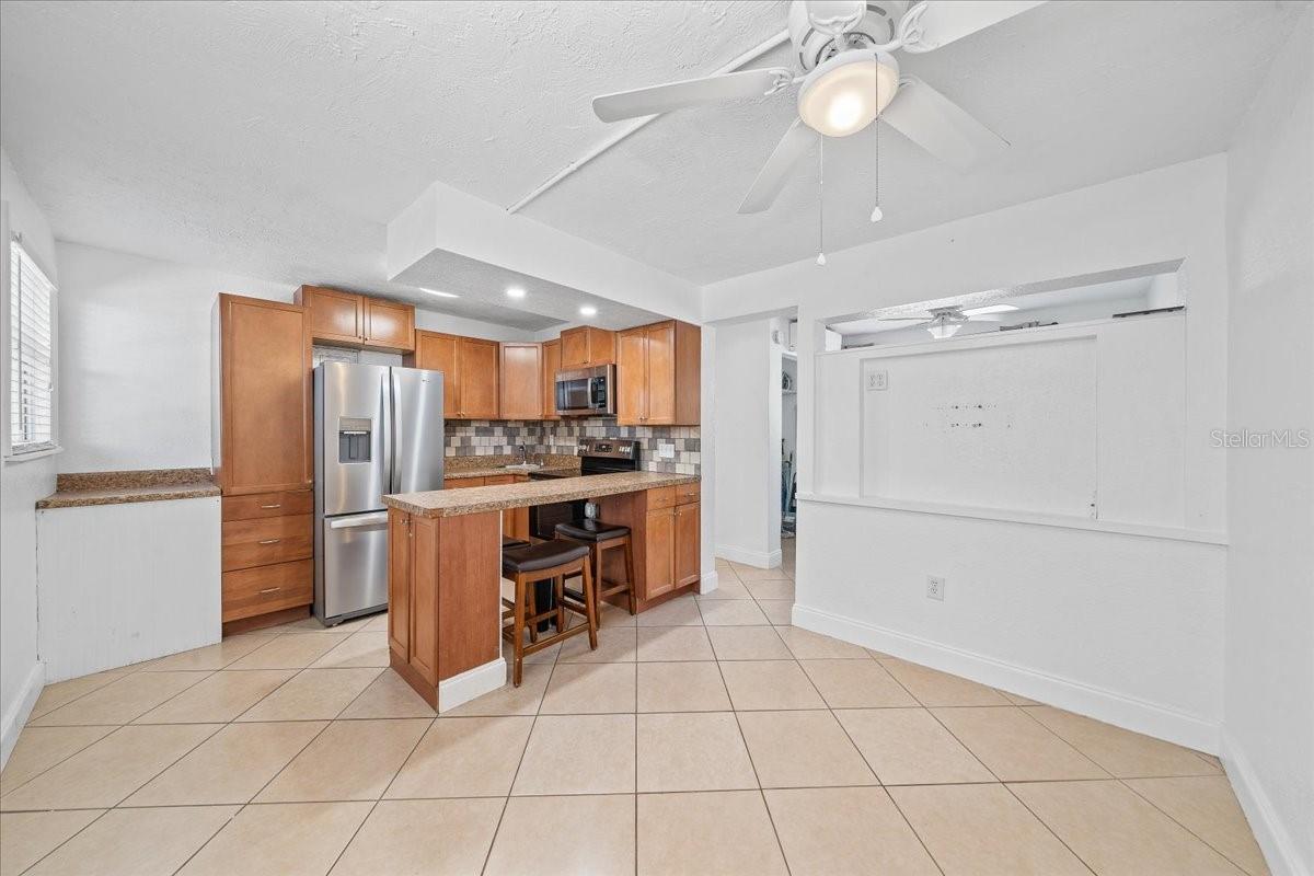Image 4 of 20 For 406 Tyler Avenue E 5