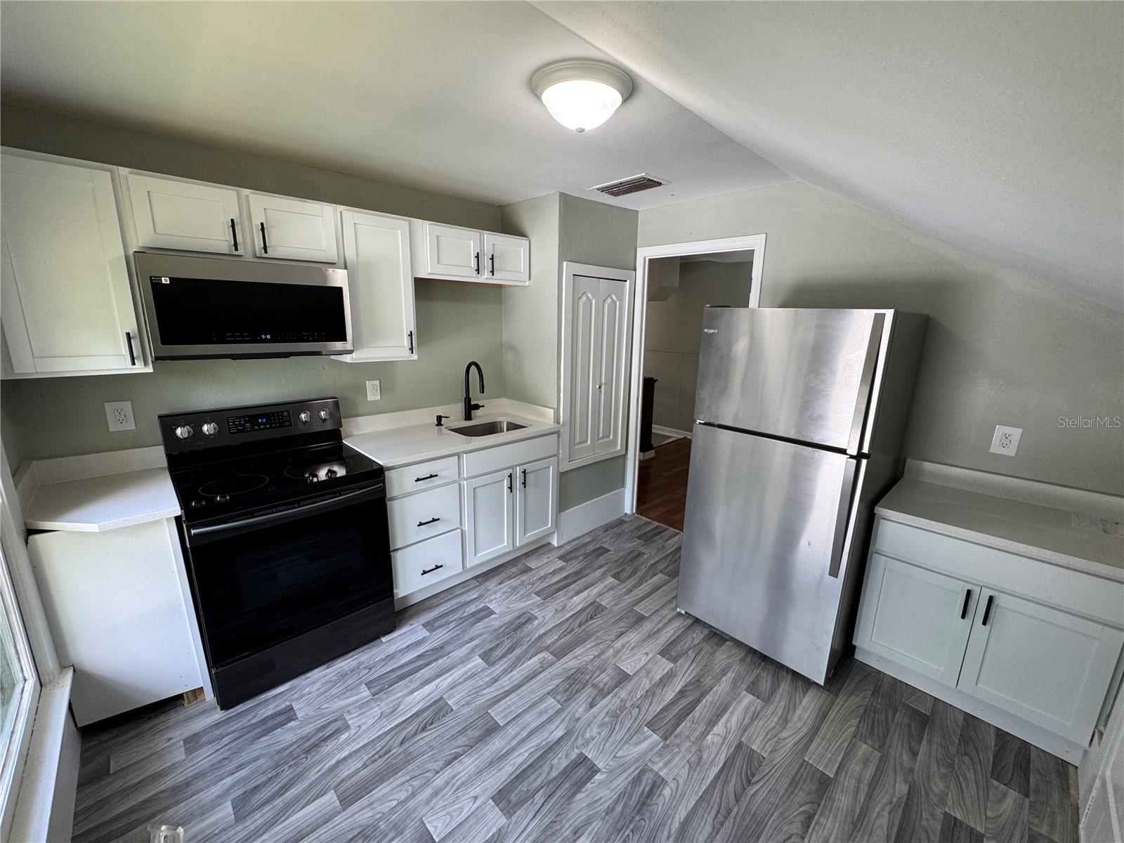 Image 22 of 43 For 561 Minneola Avenue