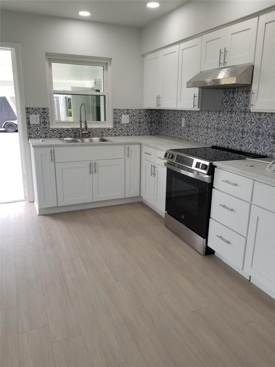 Image 3 of 13 For 769 Avenue Q Se