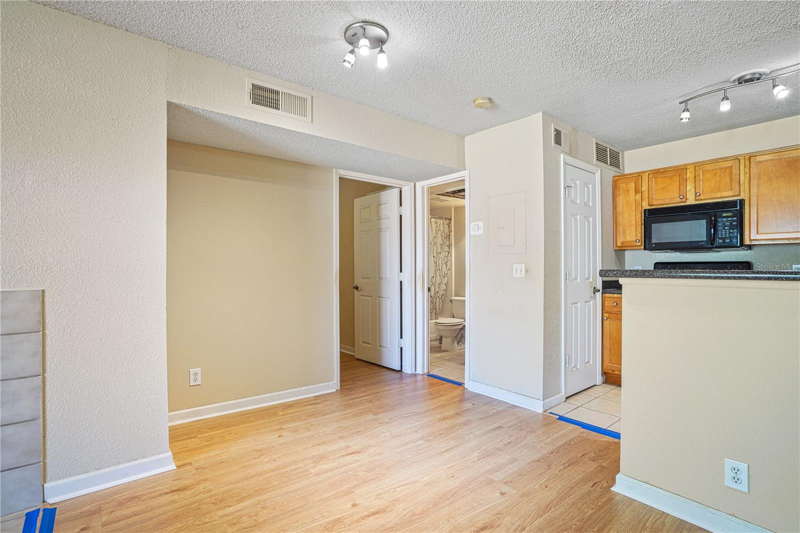 Image 13 of 33 For 390 Woodside Drive 302